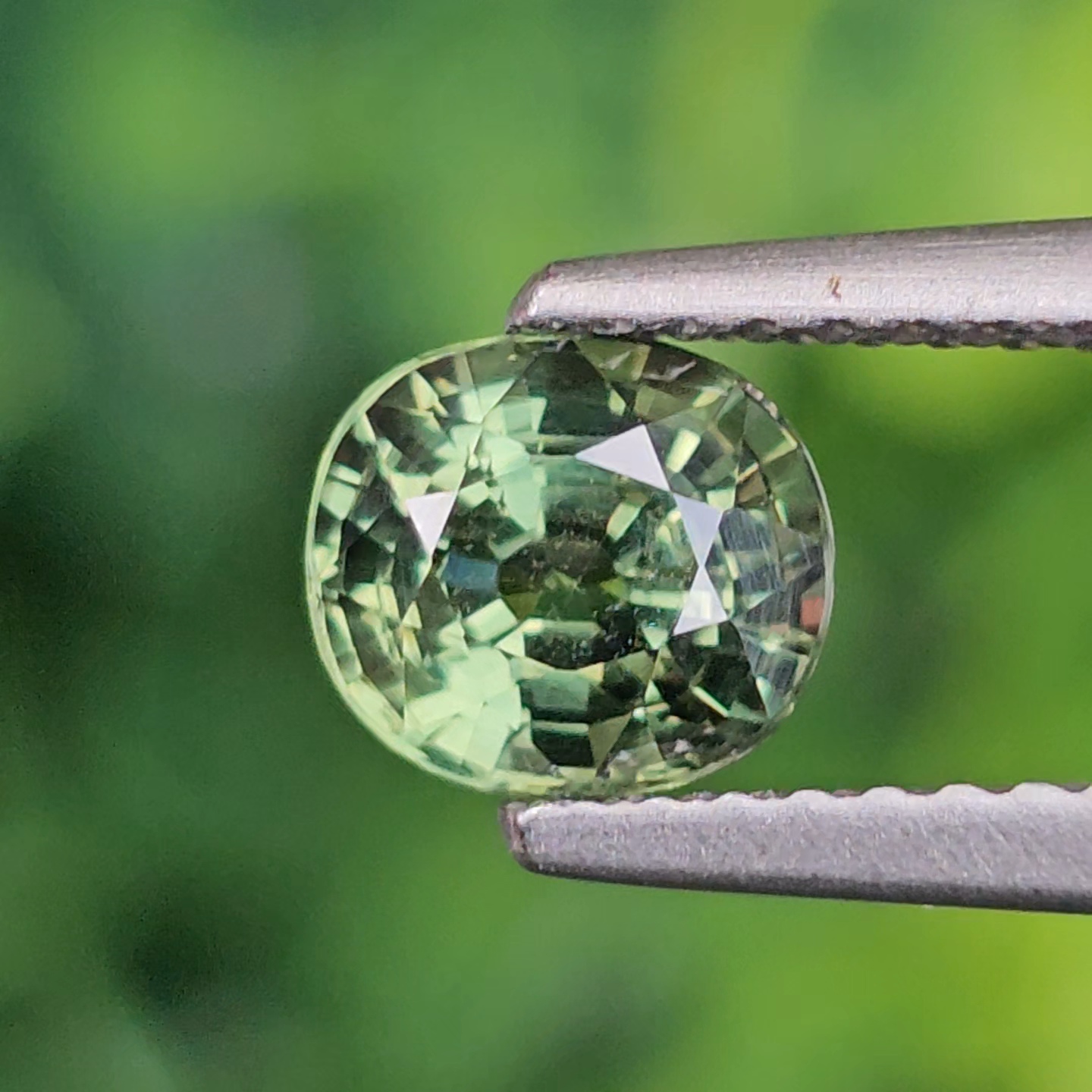 พลอย เขียวส่อง Green Sapphire 1.09 กะรัต (Cts.) ดิบ (Unheated) พร้อมใบเซอร์ (With Certificate) พลอยแท้ อัญมณีมงคลประจําวันเกิด เครื่องประดับพลอย