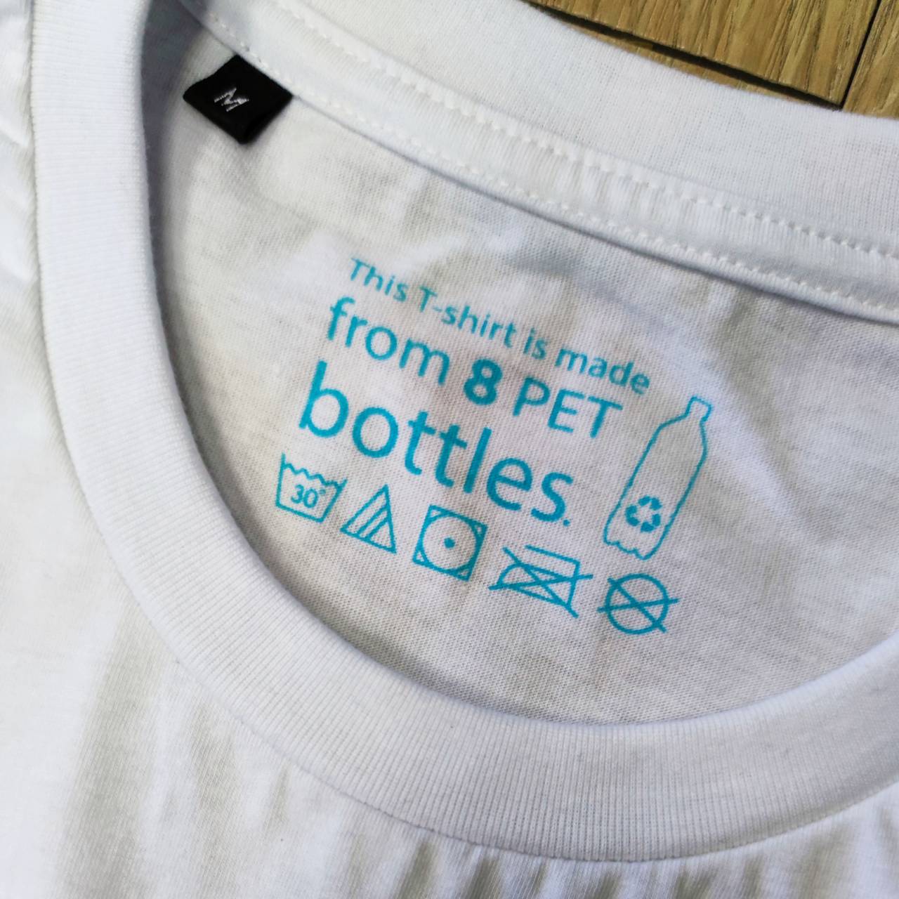 เสื้อยืดผลิตจากขวดพลาสติก 8 ขวด สีขาว