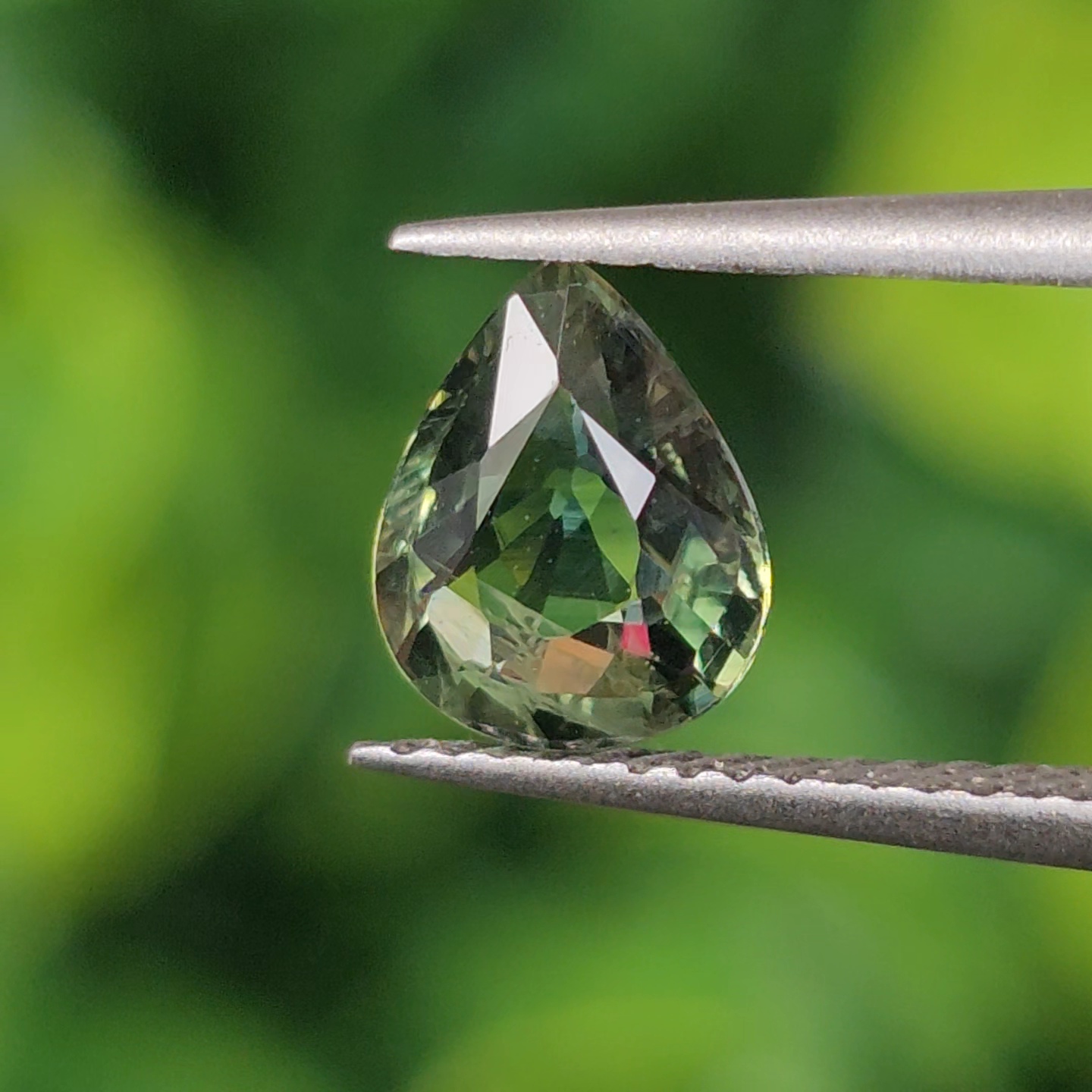 พลอย เขียวส่อง Green Sapphire 0.81 กะรัต (Cts.) ดิบ (Unheated) พลอยแท้ อัญมณีมงคลประจําวันเกิด เครื่องประดับพลอย