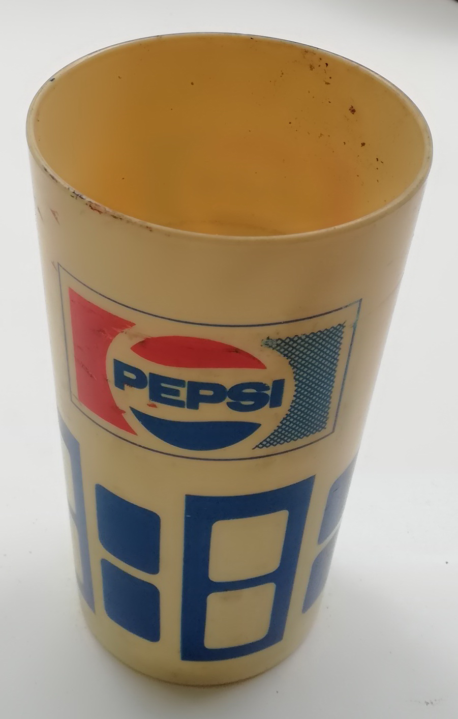 ของสะสมเก่า แก้วน้ำพลาสติกสีครีมทรงกระบอก พิมพ์ลาย PEPSI, เป๊บซี่ และมีลายตารางที่ด้านล่าง