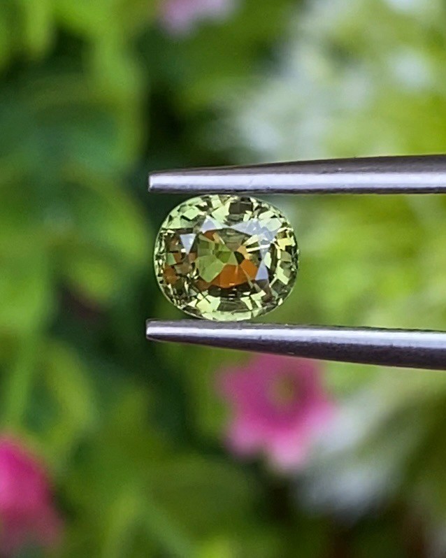 พลอย เขียวส่อง Green Sapphire 0.92 กะรัต (Cts.) ดิบ (Unheated) พลอยแท้ อัญมณีมงคลประจําวันเกิด เครื่องประดับพลอย