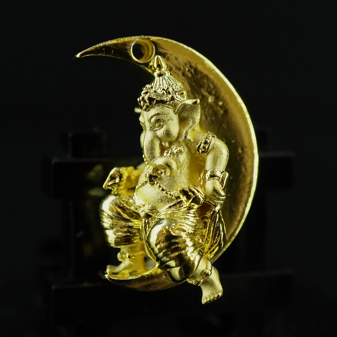 พระพิฆเนศน้อย ประทับจันทร์ รหัส 3 เนื้อสัมฤทธิ์ชุบทองขัดเงา