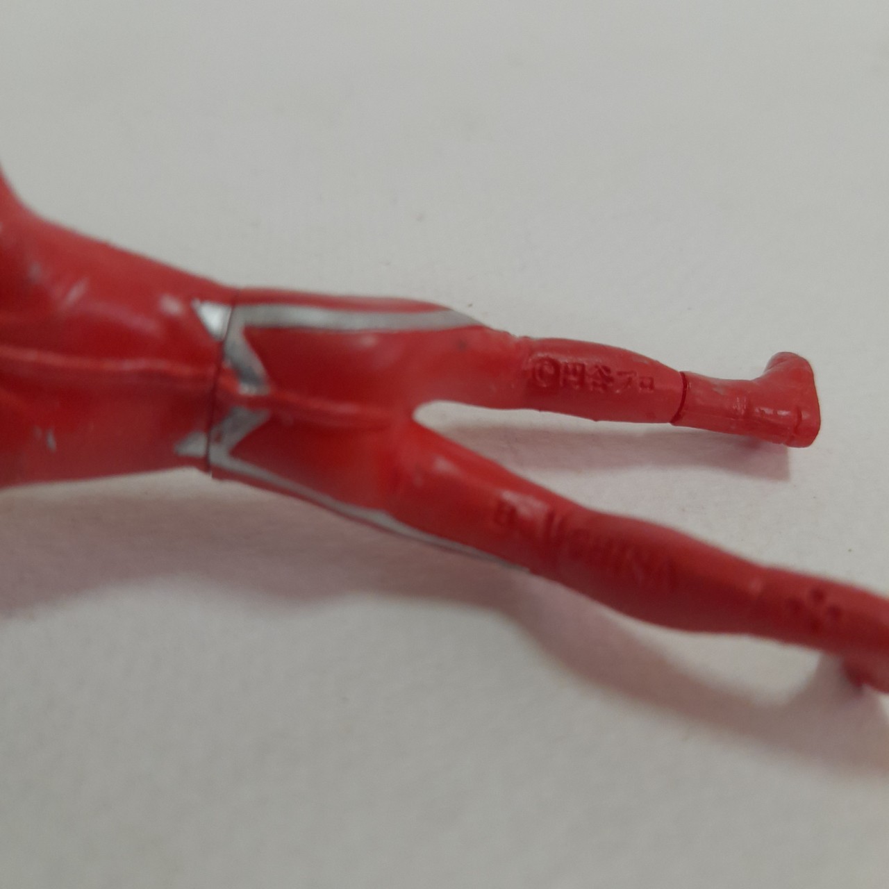 กาชาปอง อุลตร้าเซเว่น ท่าปล่อยลำแสง เอเมเรี่ยม ขนาดตามรูป มือสองของครบสภาพดี ไม่มีฐานน้ำแข็ง