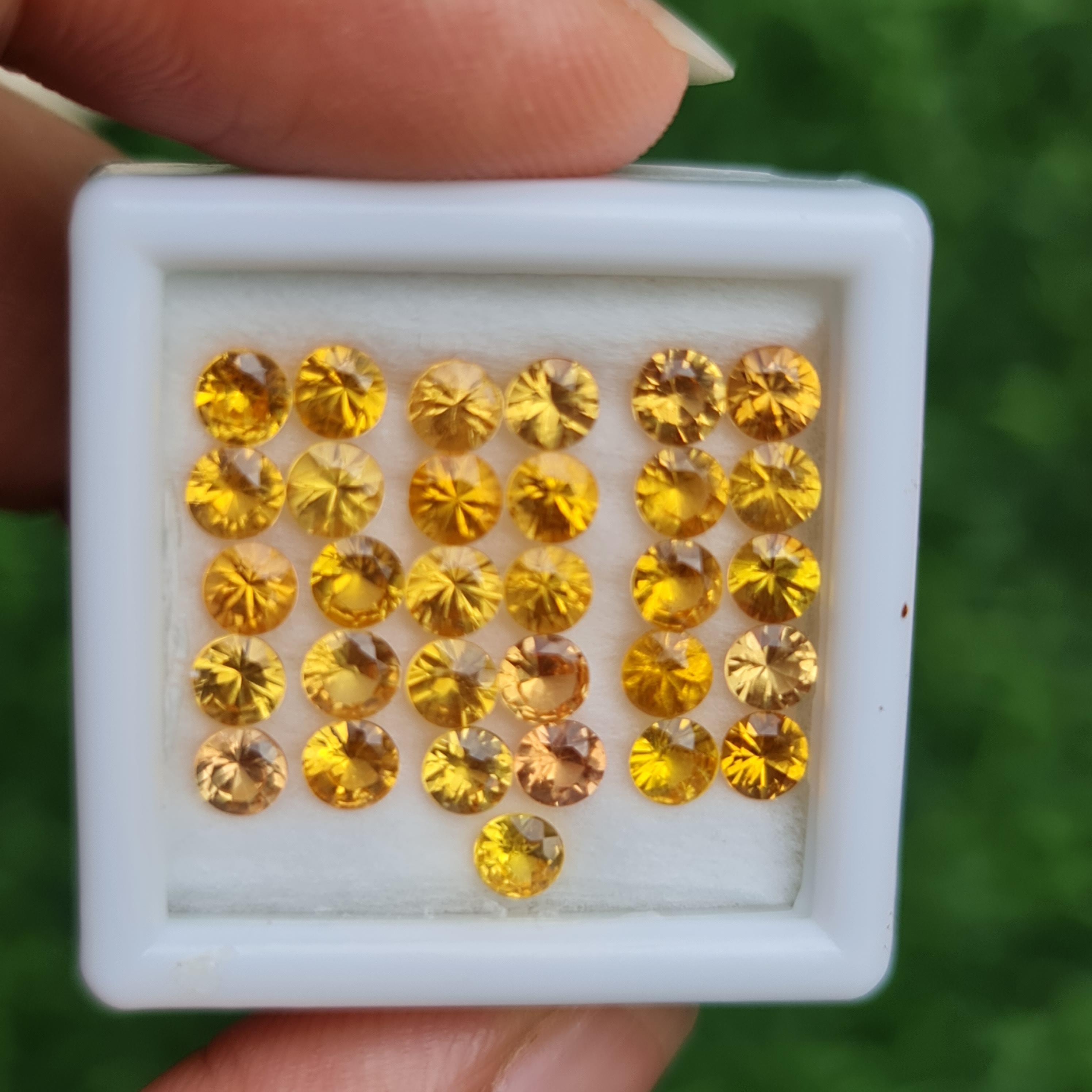 พลอย บุษราคัม yellow sapphire 5.13 กะรัต (Cts.) 31 เม็ด (Pcs.) พลอยแท้ อัญมณีมงคลประจําวันเกิด เครื่องประดับพลอย