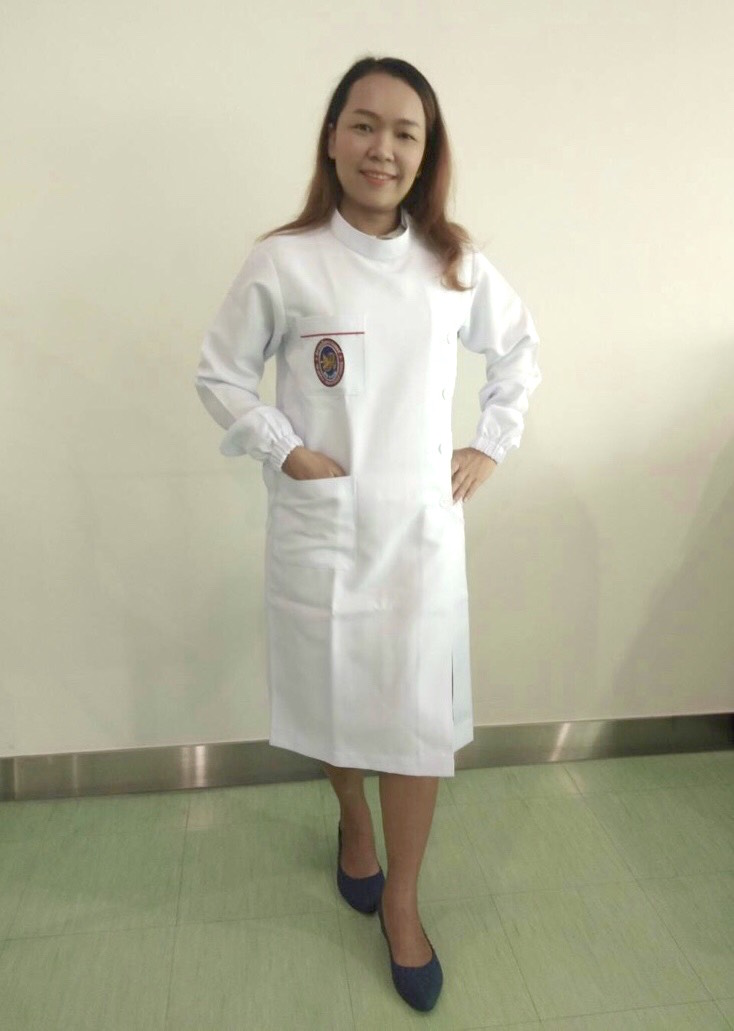 เสื้อกาวน์ยาวตราสภาเทคนิคการแพทย์ คอปิดด้านหน้า