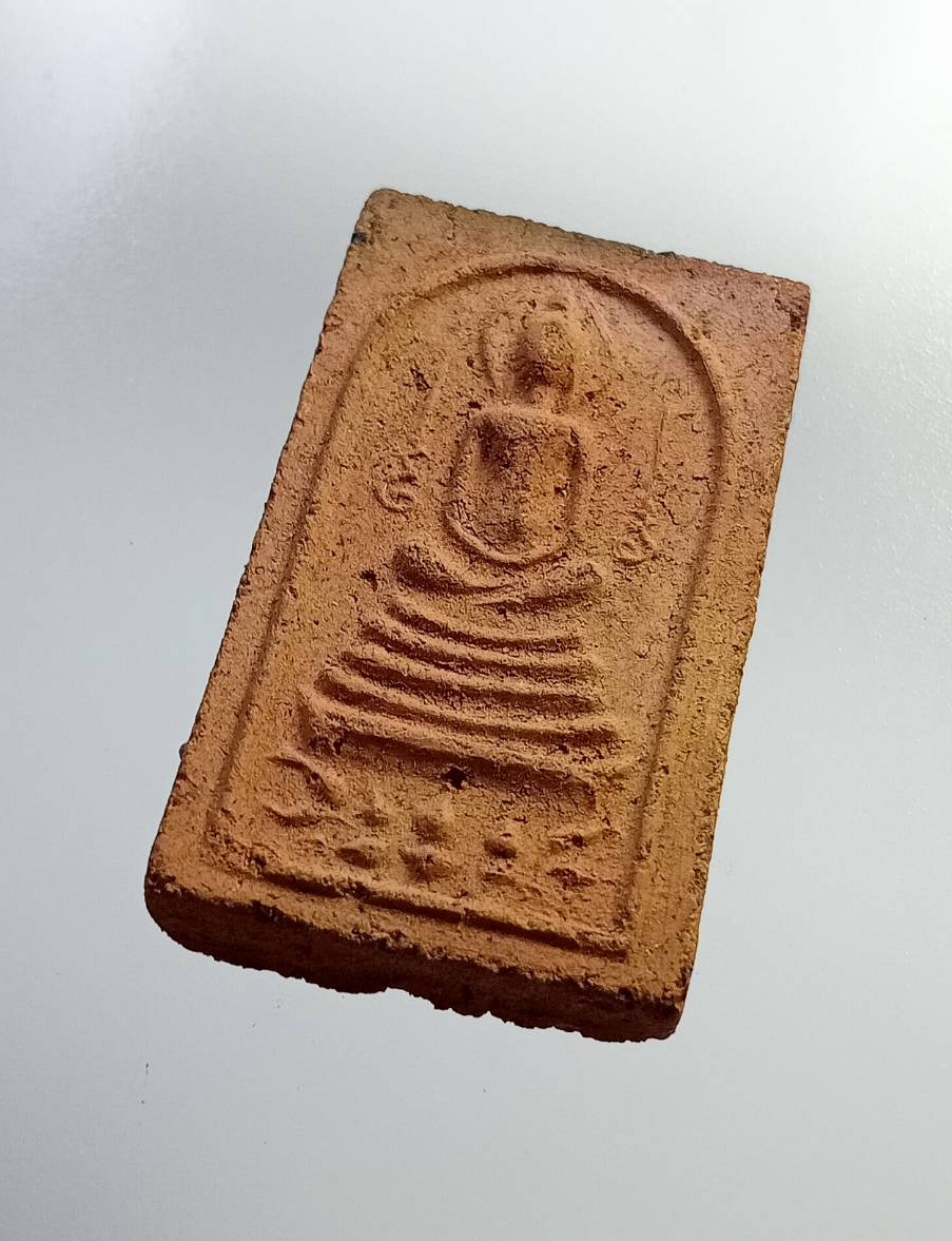 ผ2823 พระสมเด็จเนื้อดิน หลังปั๊มเหล็กน้ำพี้ ไม่ทราบที่ครับ