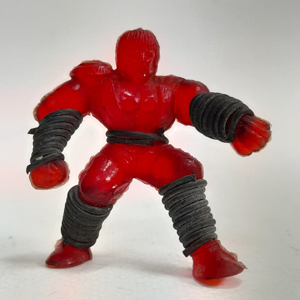 ตุ๊กตุ่นแอ๊นท์ตัวยาง,มีหลายภาพ "ชิน" หมัดดาวใต้ จาก หมัดเทพเจ้าดาวเหนือ ขนาด 2 นิ้ว สีแดงใส พันตะกั่วแบบเดิมๆ ผ่านงานทอยเส้นมาแล้ว มือสองสภาพตามรูป