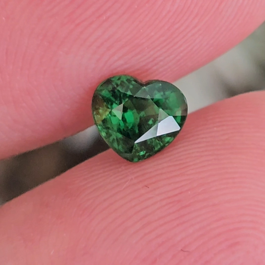 พลอย ซาโวไรท์ Tsavorite Garnet 1.16 กะรัต (Cts.) ดิบ Unheated พร้อมใบเซอร์ อัญมณีมงคลประจําวันเกิด เครื่องประดับพลอย