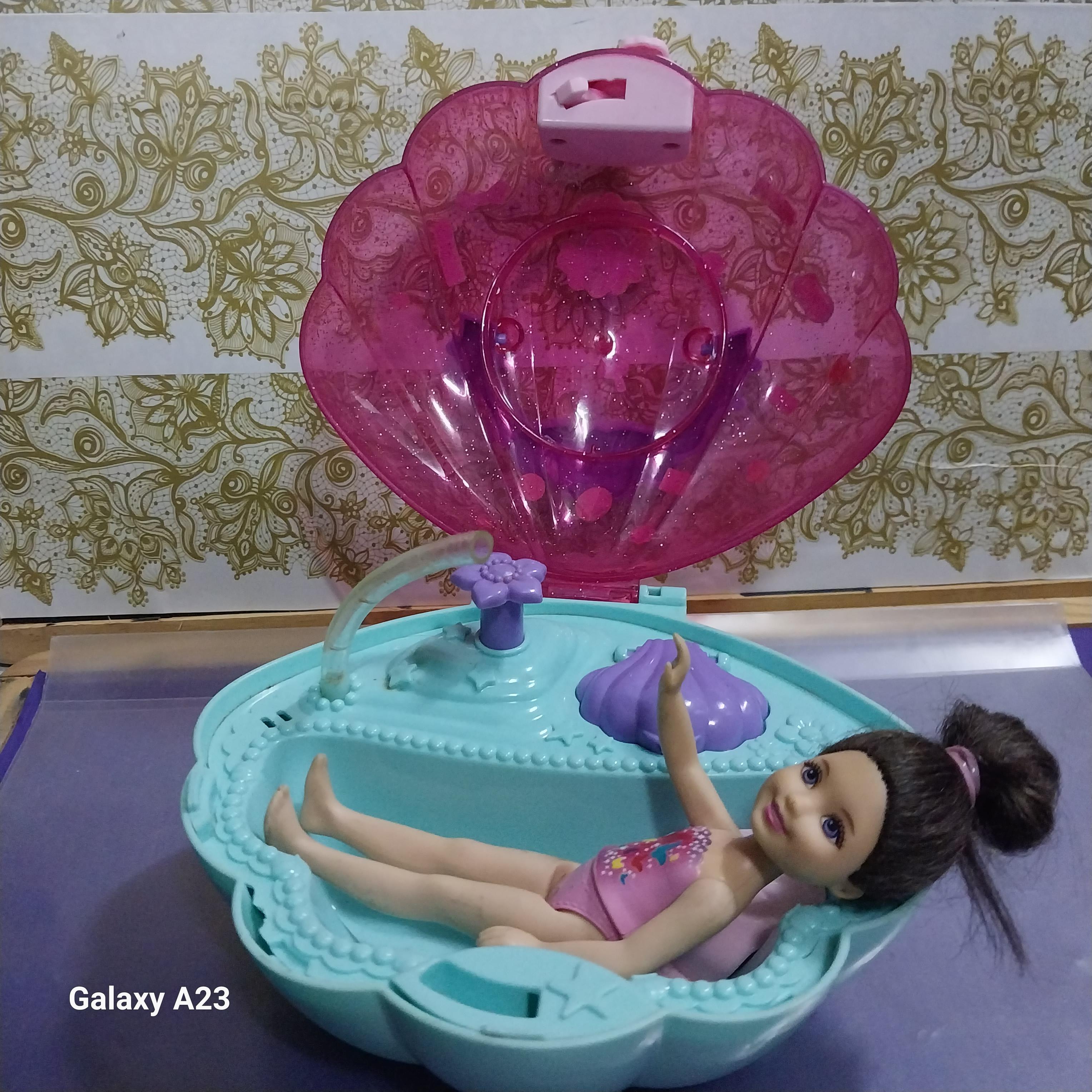 มีหลายภาพ เล่นน้ำจริงไม่ได้ ตุ๊กตา บาร์บี้เด็ก มีรอยที่กางเกงในหน้าและหลัง ตามภาพ พร้อมอ่างอาบน้ำ เป็นกระเป๋ารูปหอย ปิดเปิดฝาได้