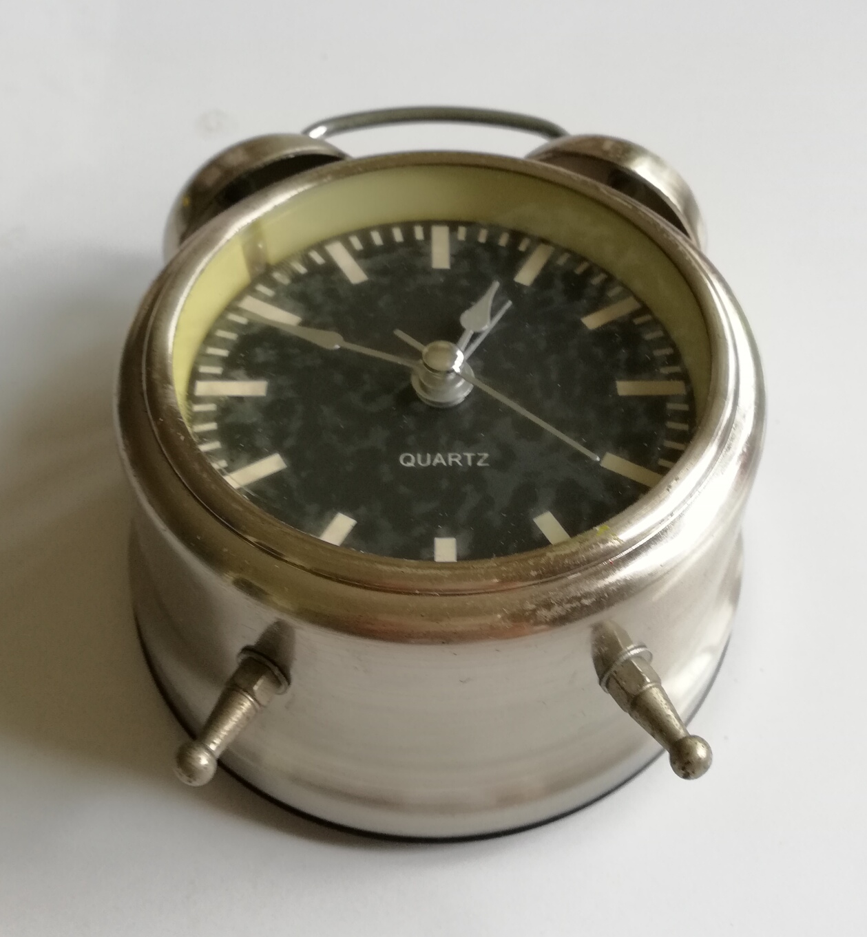 นาฬิกาปลุกทรงโบราณสีเงิน ตัวเรือนโลหะ ทำงานปกติ **ไม่มีฝาถ่านด้านหลัง, Metal Old Style clock, work properlt, **no battery cover