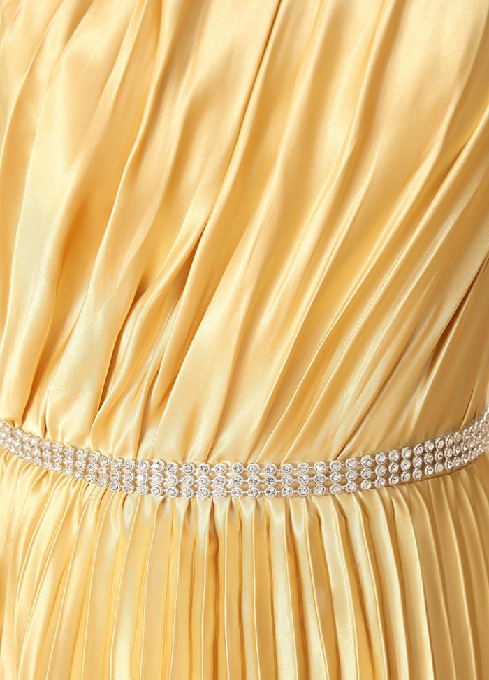 พร้อมส่ง ชุดราตรียาว ไหล่เฉียง สีทอง กระโปรงอัดพลีทพลิ้วสวย แต่งแถบคริสตัลช่วงเอว