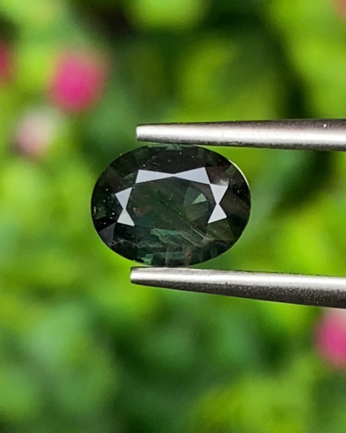 พลอย เขียวส่อง Green Sapphire 1.08 กะรัต (Cts.) ดิบ Unheated พลอยแท้ อัญมณีมงคลประจําวันเกิด เครื่องประดับพลอย