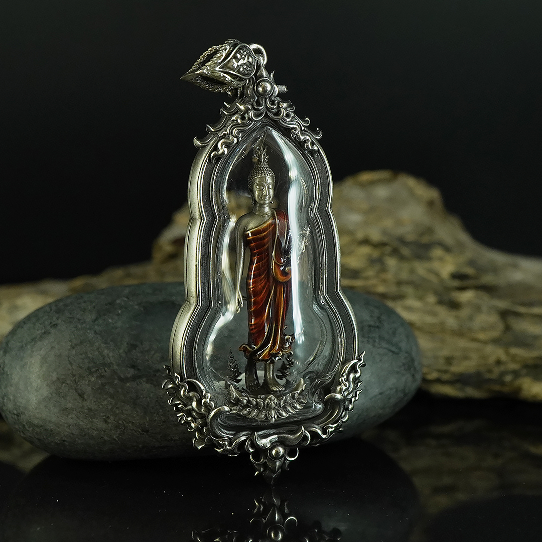 พระพุทธศิริสุขมั่นคงทรัพย์พร้อมเลี่ยมกรอบ รหัส 5 เนื้อไวท์บรอนซ์ซาตินลงยาจีวร