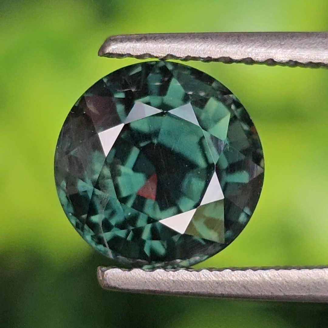 พลอย เขียวส่อง (Green Sapphire) 2.98 กะรัต (Cts.) พลอยแท้ อัญมณีมงคลประจําวันเกิด เครื่องประดับพลอย