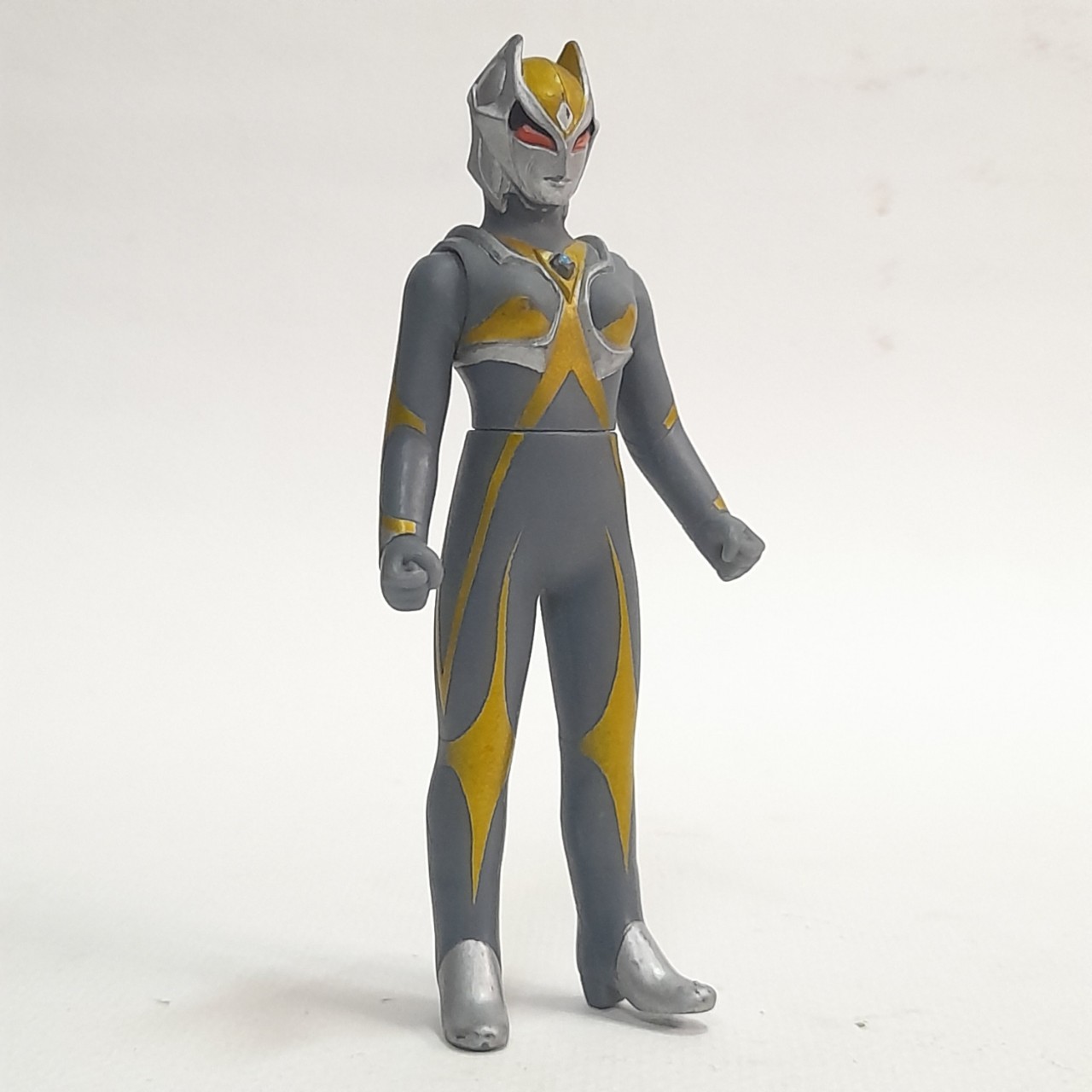 มีหลายภาพ.ซอฟ 3.5-4นิ้ว คามิลล่า จากอุลตร้าแมนทีก้า มือสองสภาพดี มีรอยบ้าง