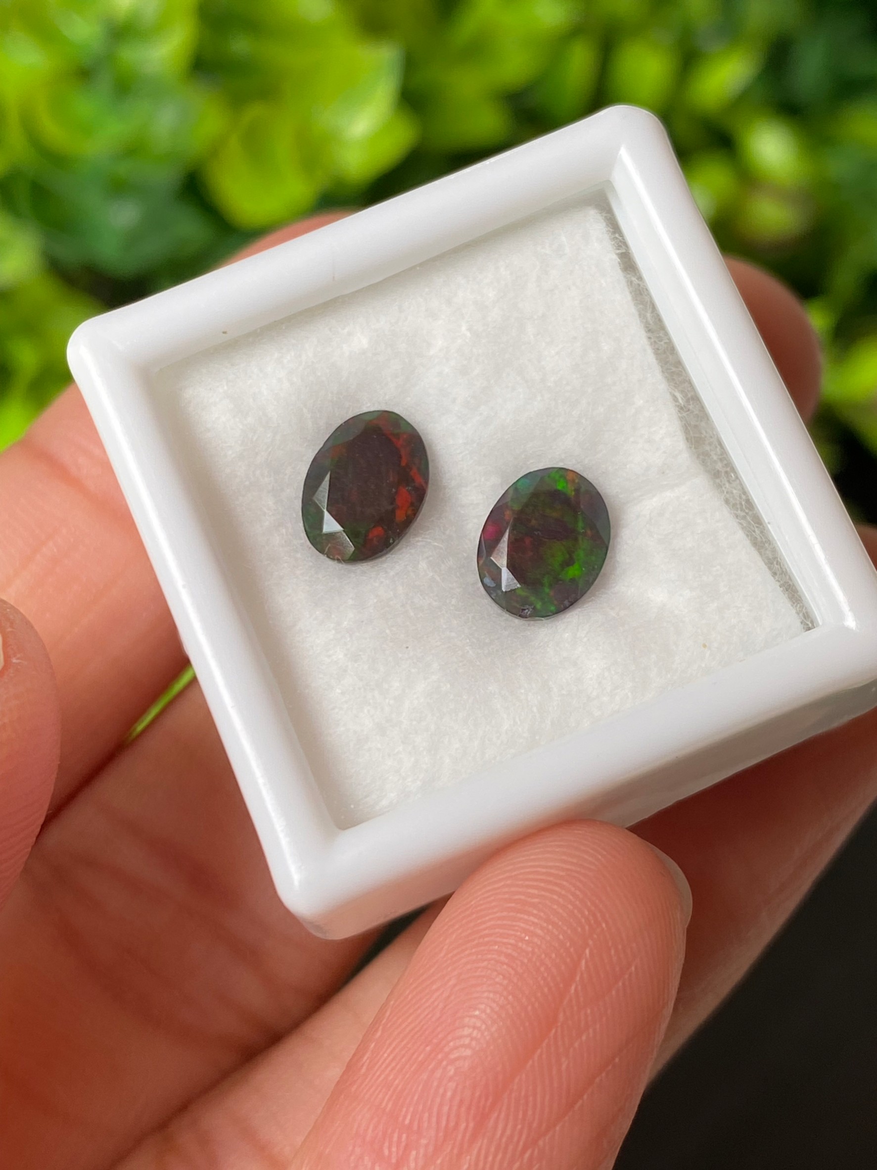 พลอย แบล็ก โอปอล Black Opal 1.22 กะรัต (Cts.) 2 เม็ด (Pcs.) พลอยแท้ อัญมณีมงคลประจําวันเกิด เครื่องประดับพลอย