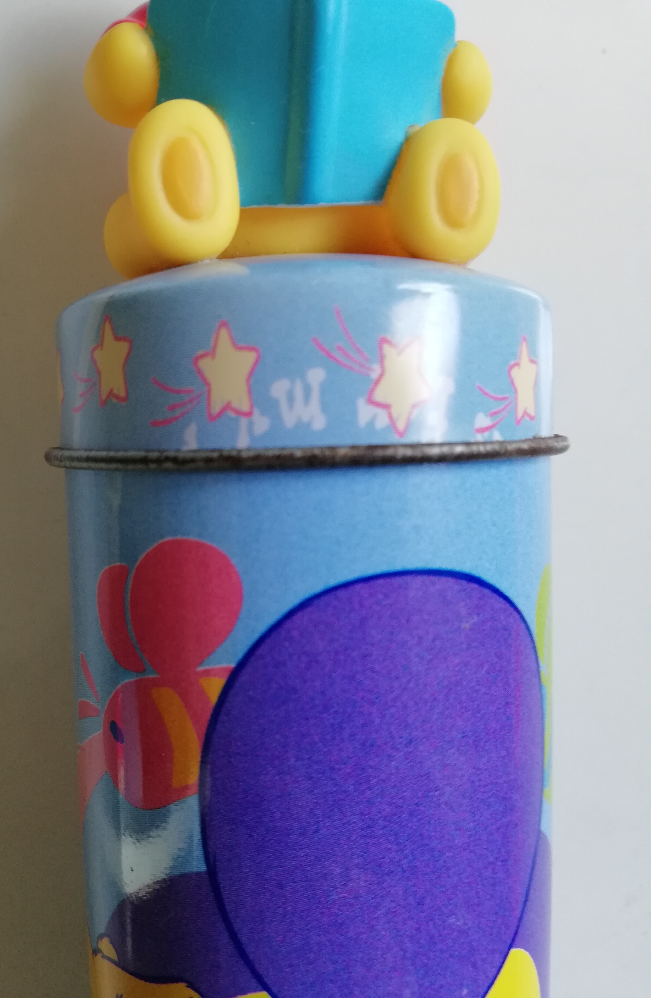 ของสะสมหมีพูห์ กระป๋องสังกะสีมีฝาปิด สีฟ้าลายหมี พูห์ พร้อมท๊อปเปอร์หมีพูห์ Winnie the Pooh เก่าเก็บตามสภาพ** มีตำหนิ โปรดตรวจสอบทุกภาพ