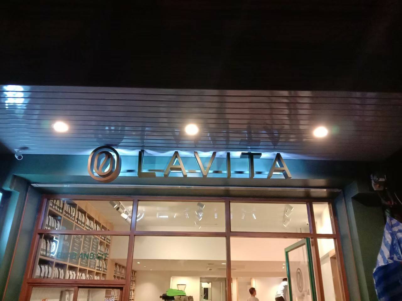 ป้ายไฟออกหลังร้านLAVITA coffee
