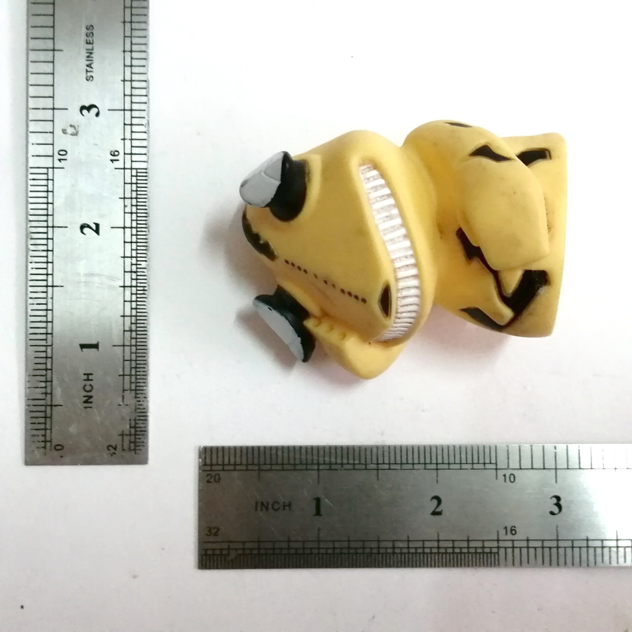 ซอฟสวมนิ้วขนาดใหญ่ สูง3นิ้ว สัตว์ประหลาดเอเรคิงส์ สีเหลืองครีม ของ บ.ซึบุราย่าไชโย งานคนไทย 20 กว่าปีมาแล้ว หายาก สภาพดี