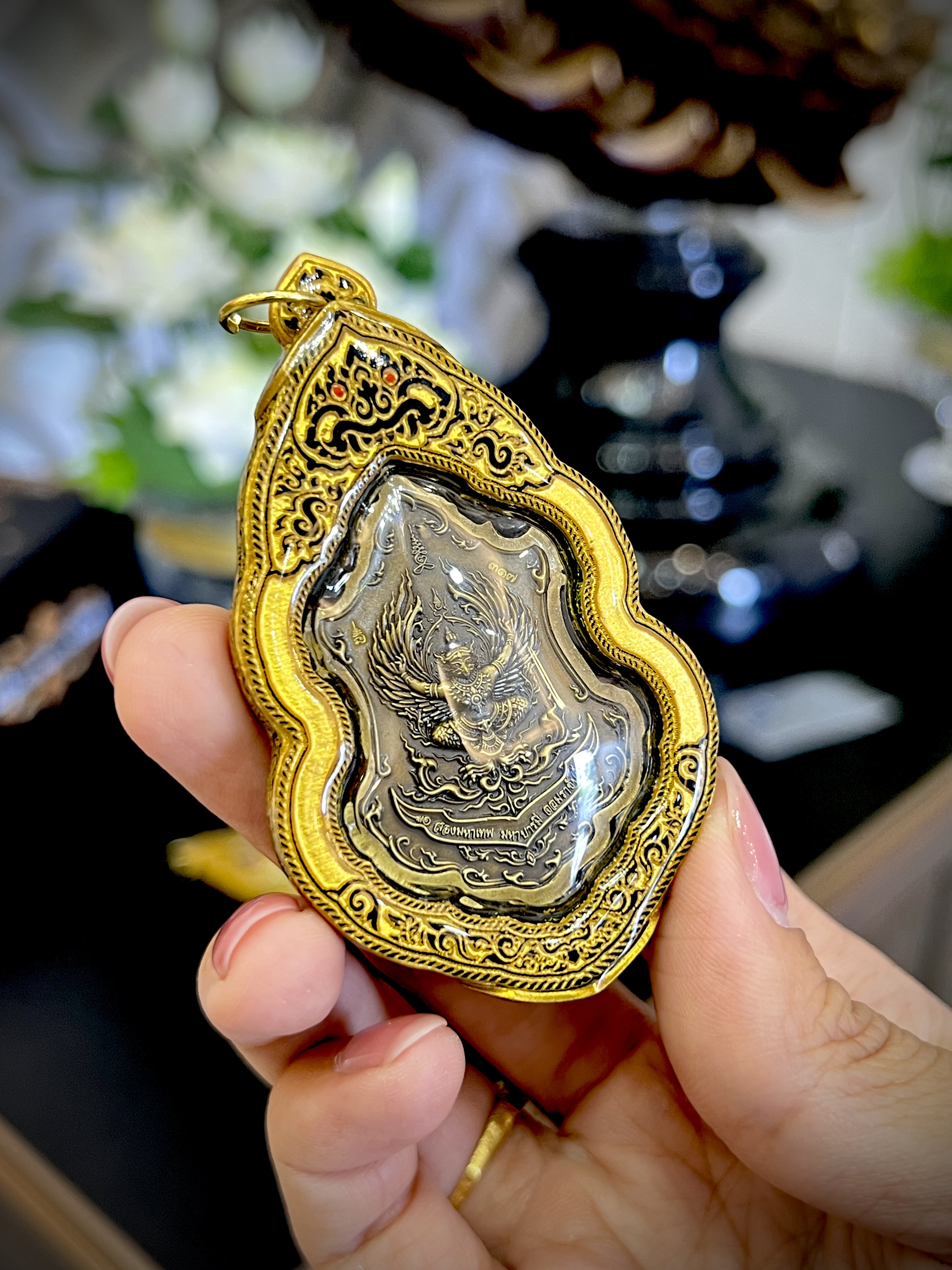 บริการเลี่ยมแบบมีลายขอบข้าง No.A สีทอง (แบบห้อยคอ ขนาดพระไม่เกิน 5 เซนติเมตร) ** ลูกค้าส่งงานมาเลี่ยมที่ร้าน ระยะเวลาเลี่ยมประมาณ 3-5 วัน ไม่รวมระยะเวลาจัดส่ง **