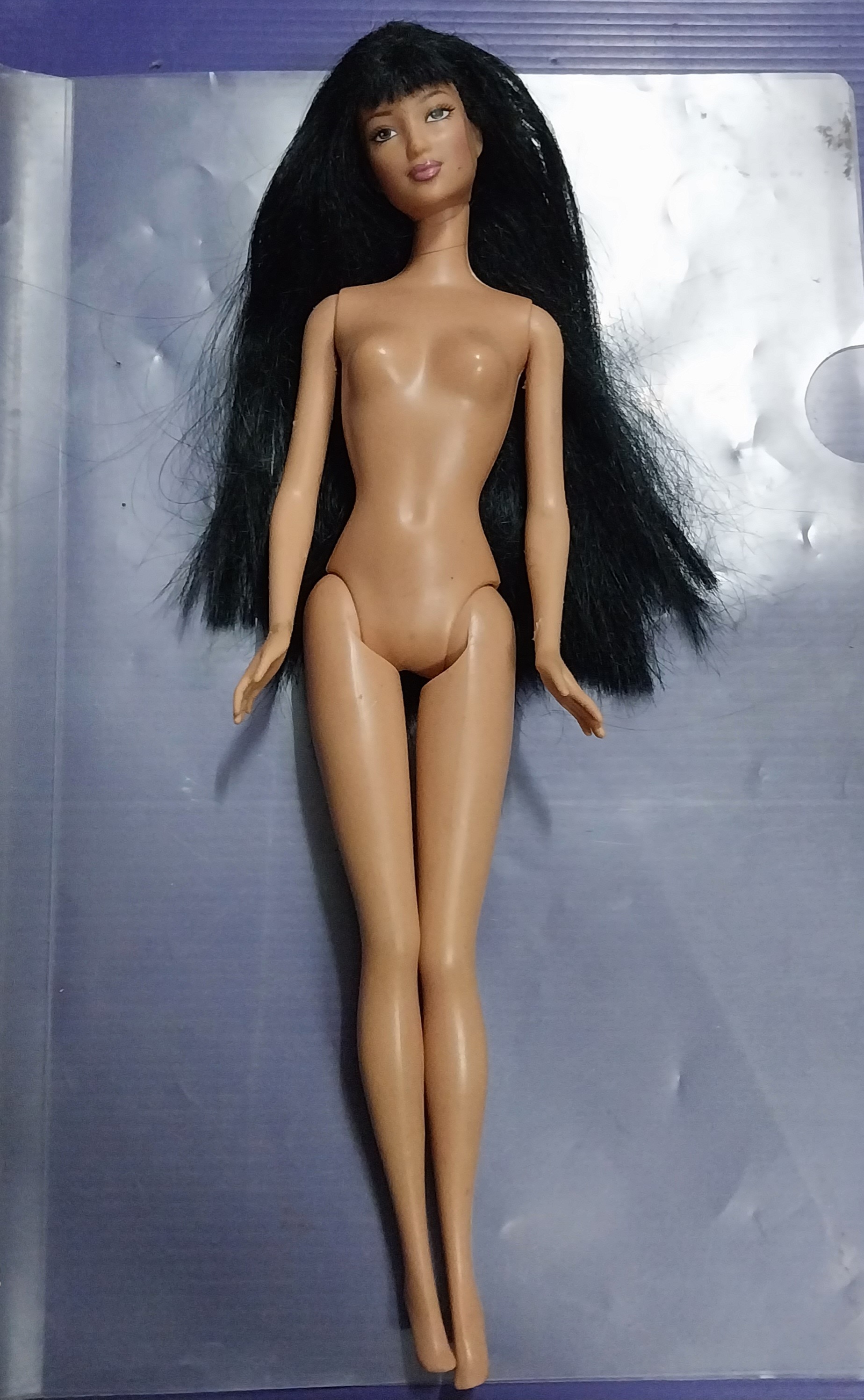 มีหลายภาพ ตุ๊กตาบาร์บี้หน้าสวยผมยาวดำ ของแท้แมทเทล ไม่มีส่วนใดหลวม ตัวมีรอยบ้าง