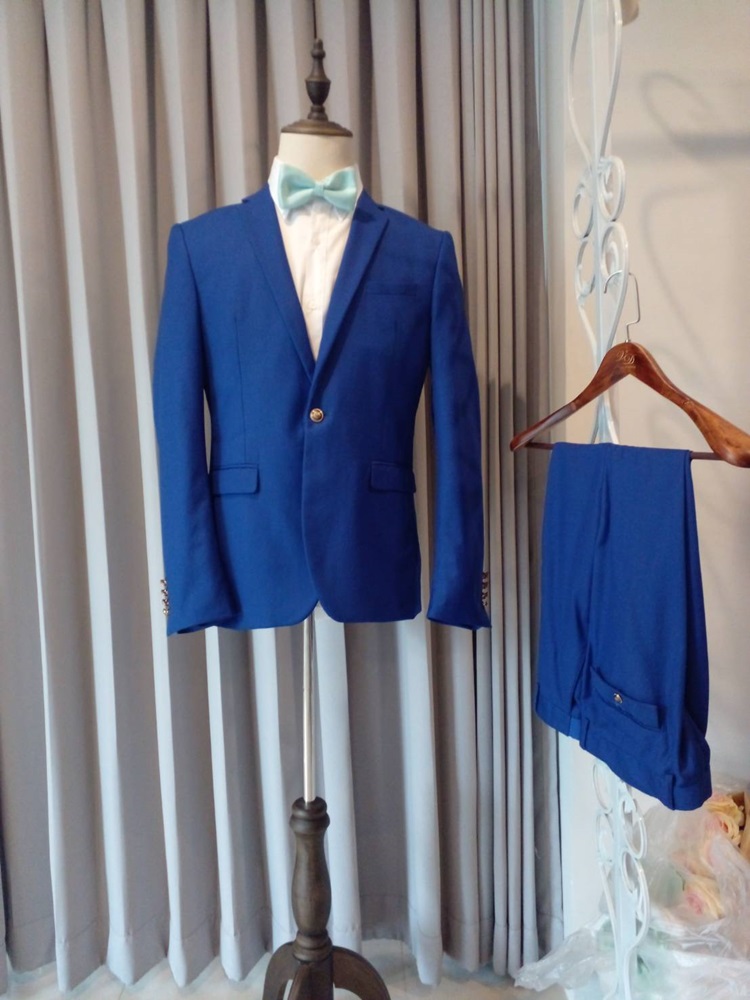 เช่า ชุดสูทชาย สีน้ำเงินเข้ารูป แต่งกระดุมทอง