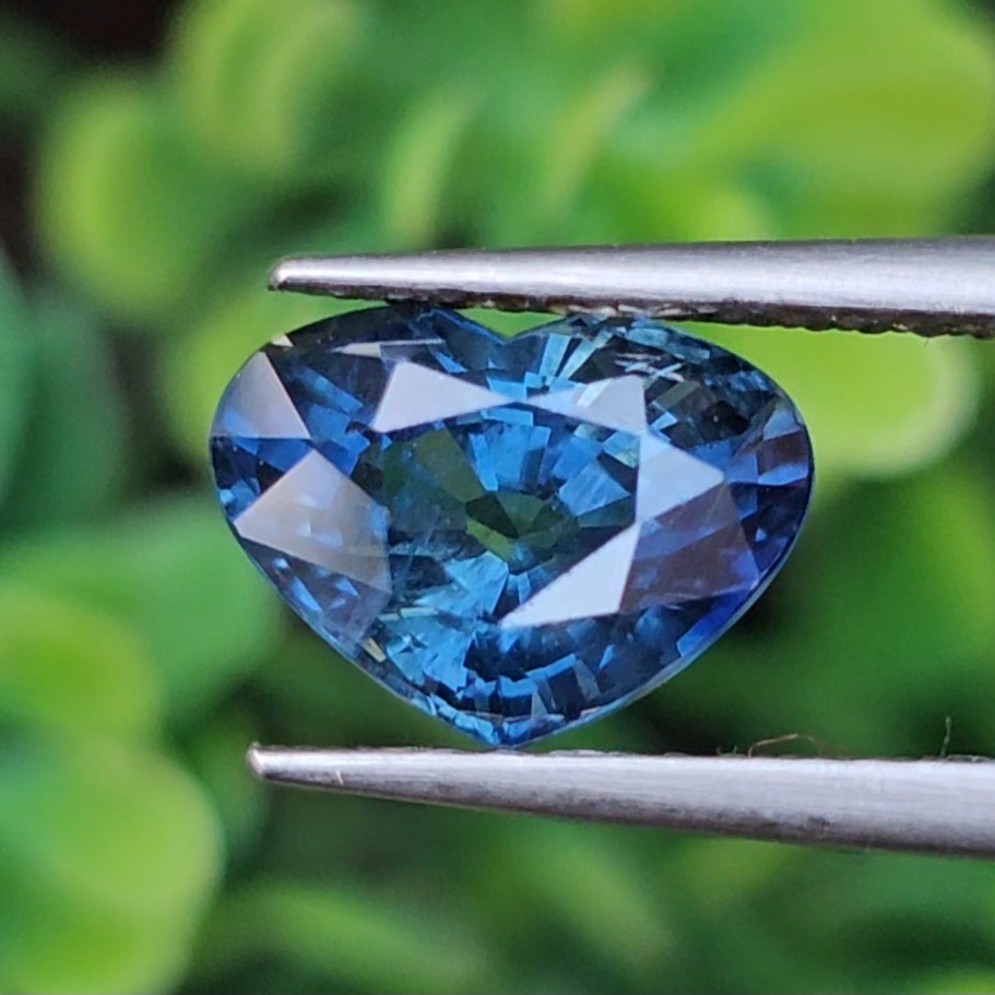 พลอย ไพลิน (Blue Sapphire) 2.18 กะรัต (Cts.) พลอยแท้ อัญมณีมงคลประจําวันเกิด เครื่องประดับพลอย