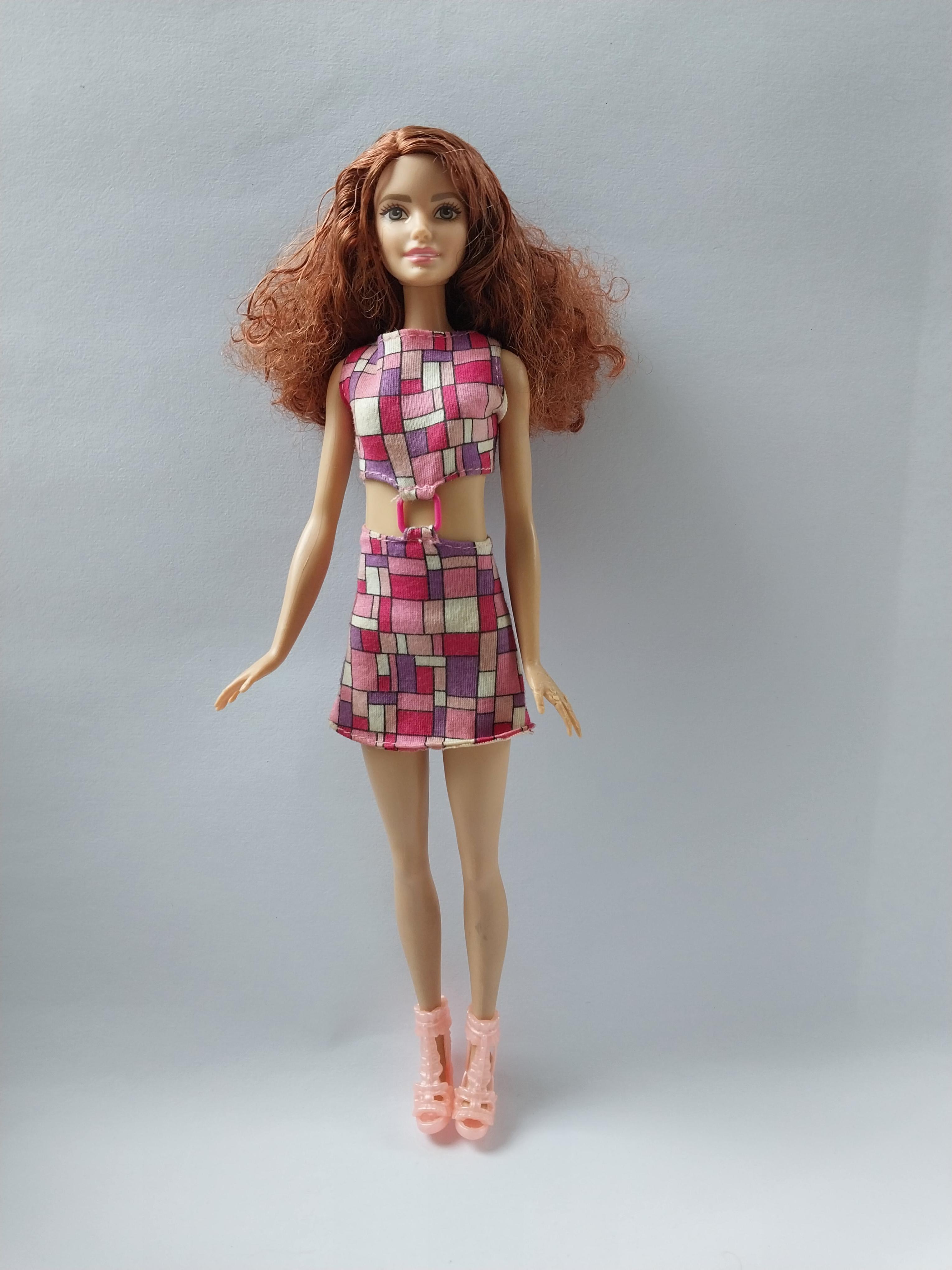 ของเล่น ของสะสม **มือซ้ายมีรอยกัดตามภาพ ตุ๊กตาบาร์บี้ จากแมทเทล 2016 Mattel Barbie หน้าสวยผมทองหยิกหยอง ขาแข็ง สภาพดี **มือซ้ายมีตำหนิ ตามภาพ