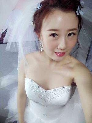 Pre-order ชุดแฟนซี ชุดราตรีสั้น หน้าสั้นหลังยาว สีขาว เกาะอก จับจีบ ปักเลื่อมช่วงอก กระโปรงเป็นชั้น เชือกผูกหลัง