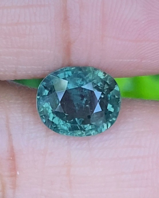 พลอย เขียวส่อง (Bluish Green Sapphire) 4.01 กะรัต (Cts.) ดิบ (Unheated) พร้อมใบเซอร์ พลอยแท้ อัญมณีมงคลประจําวันเกิด เครื่องประดับพลอย