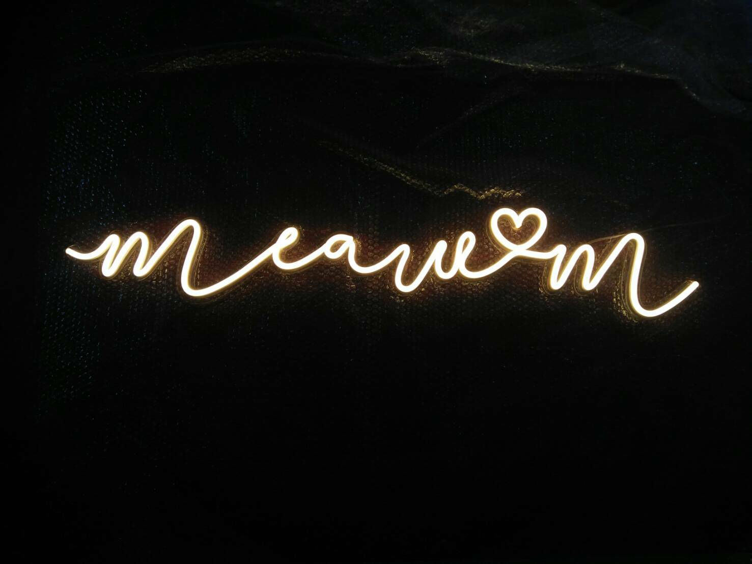 ป้ายไฟตัวอักษรดัด สีวอมไวท์