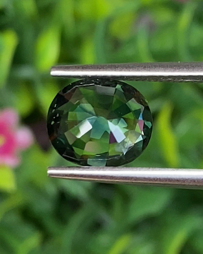 พลอย เขียวส่อง Green Sapphire ดิบ Unheated 2.38 กะรัต (Cts.) พลอยแท้ อัญมณีมงคลประจําวันเกิด เครื่องประดับพลอย