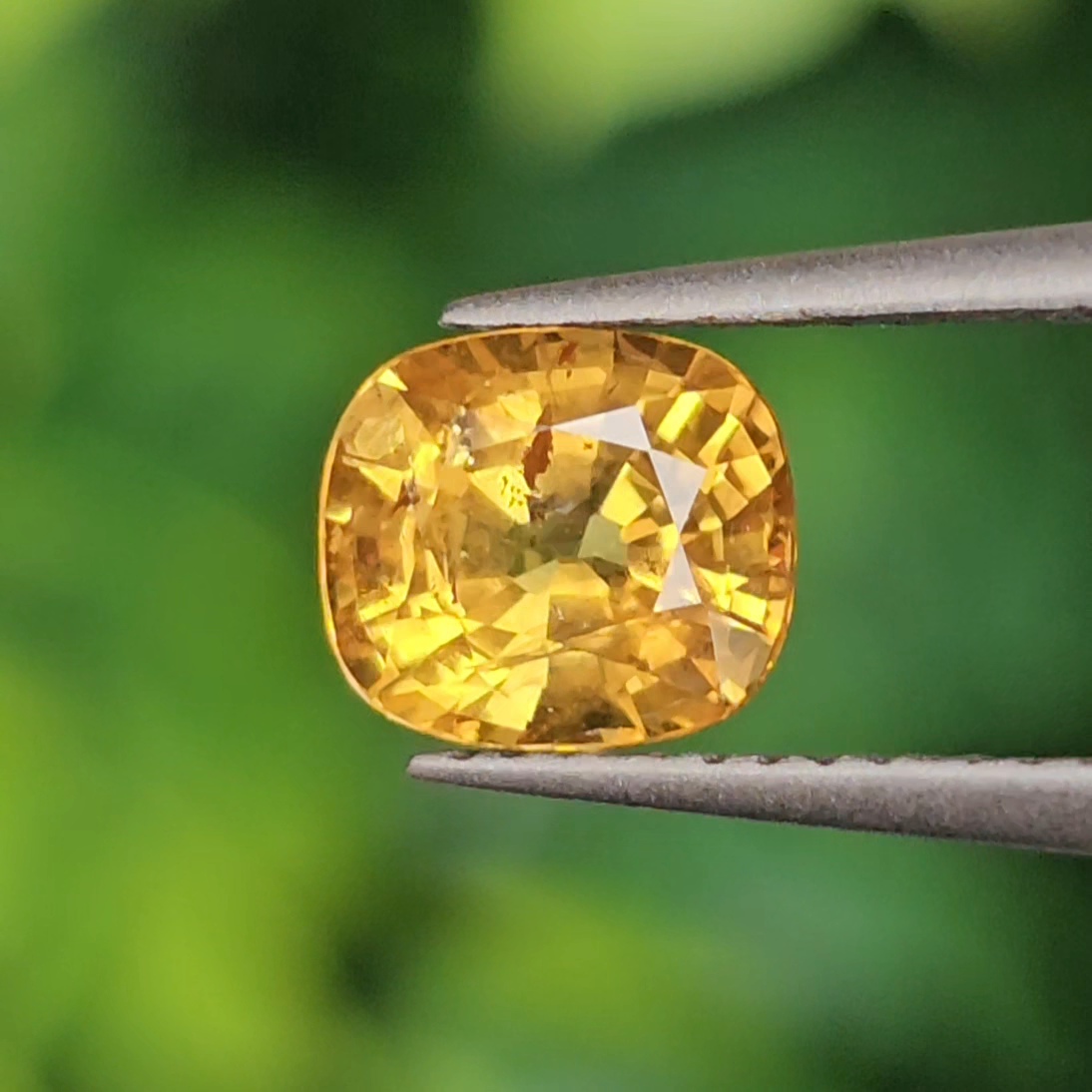 พลอย บุษราคัม yellow sapphire 0.86 กะรัต (Cts.) พลอยแท้ อัญมณีมงคลประจําวันเกิด เครื่องประดับพลอย