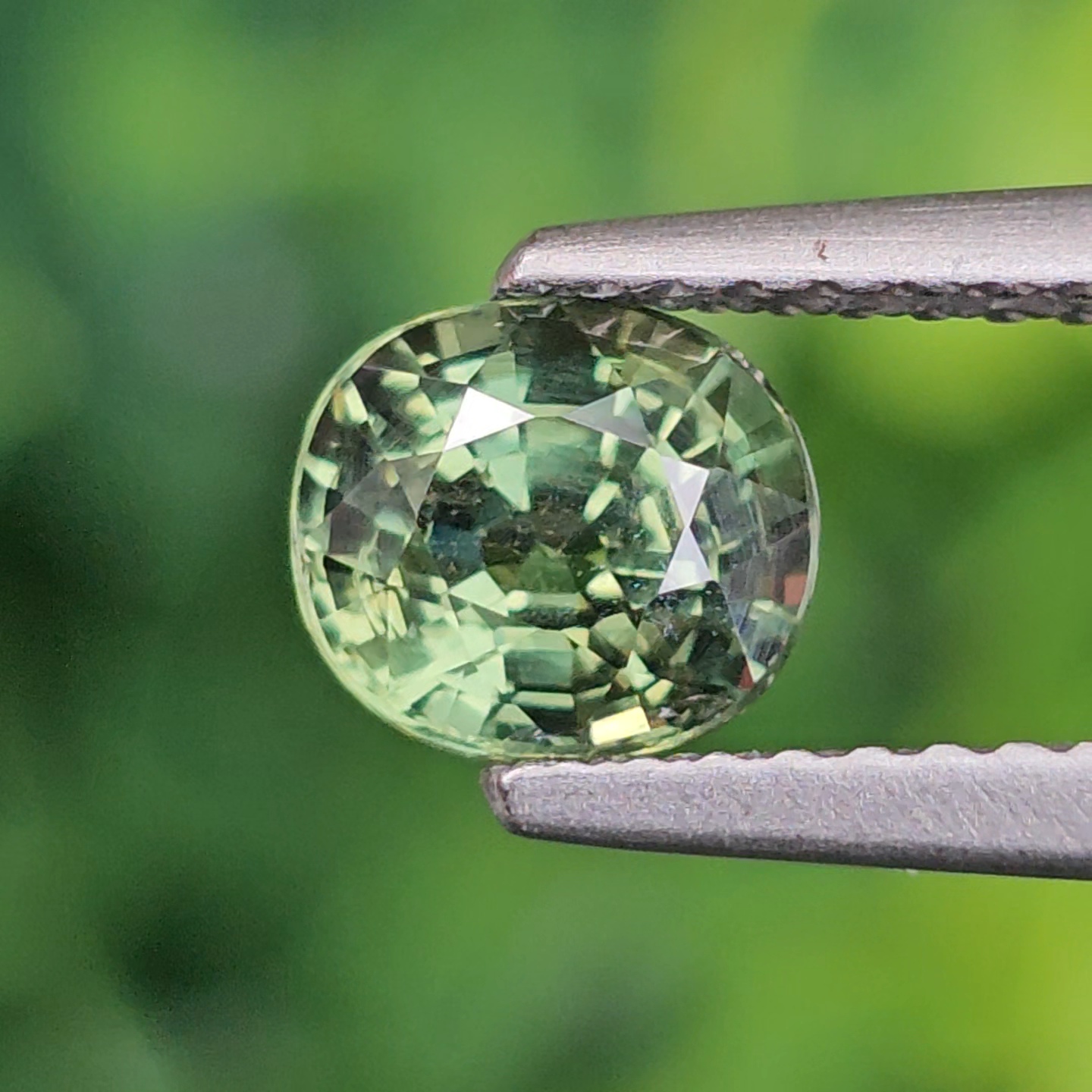 พลอย เขียวส่อง Green Sapphire 1.09 กะรัต (Cts.) ดิบ (Unheated) พร้อมใบเซอร์ (With Certificate) พลอยแท้ อัญมณีมงคลประจําวันเกิด เครื่องประดับพลอย