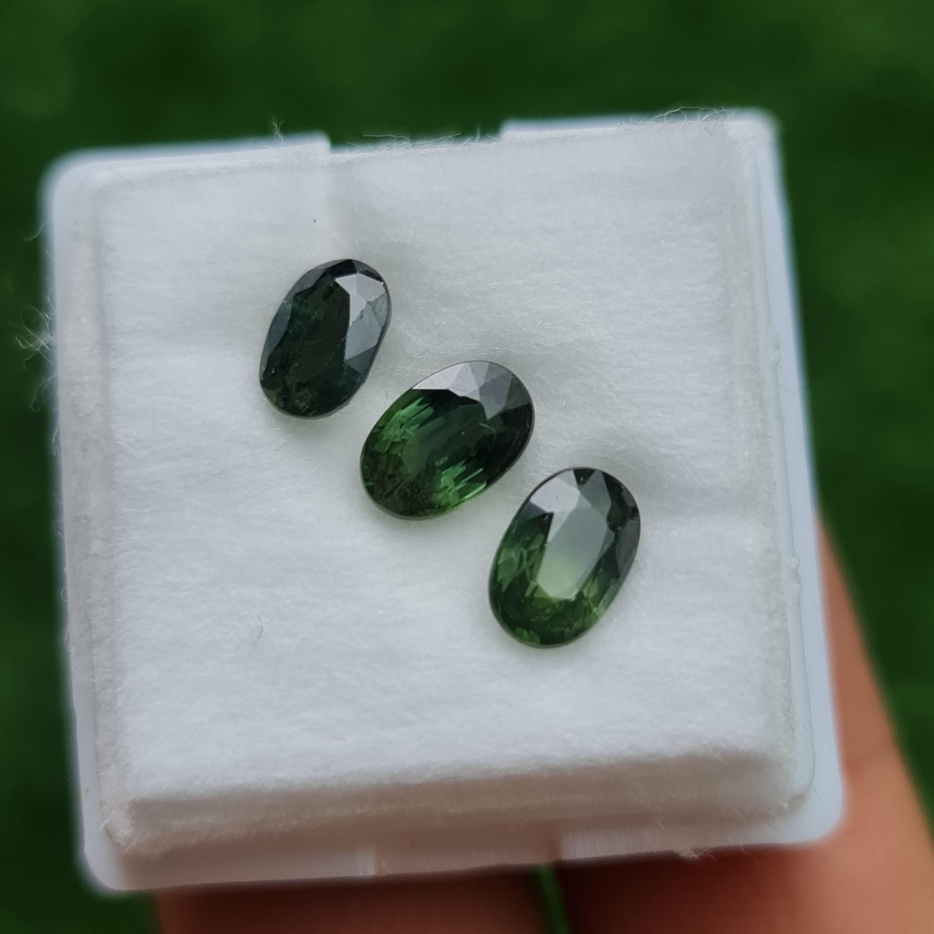 พลอย เขียวส่อง Green Sapphire 2.88 กะรัต (Cts.) 3 เม็ด (Pcs.) พลอยแท้ อัญมณีมงคลประจําวันเกิด เครื่องประดับพลอย