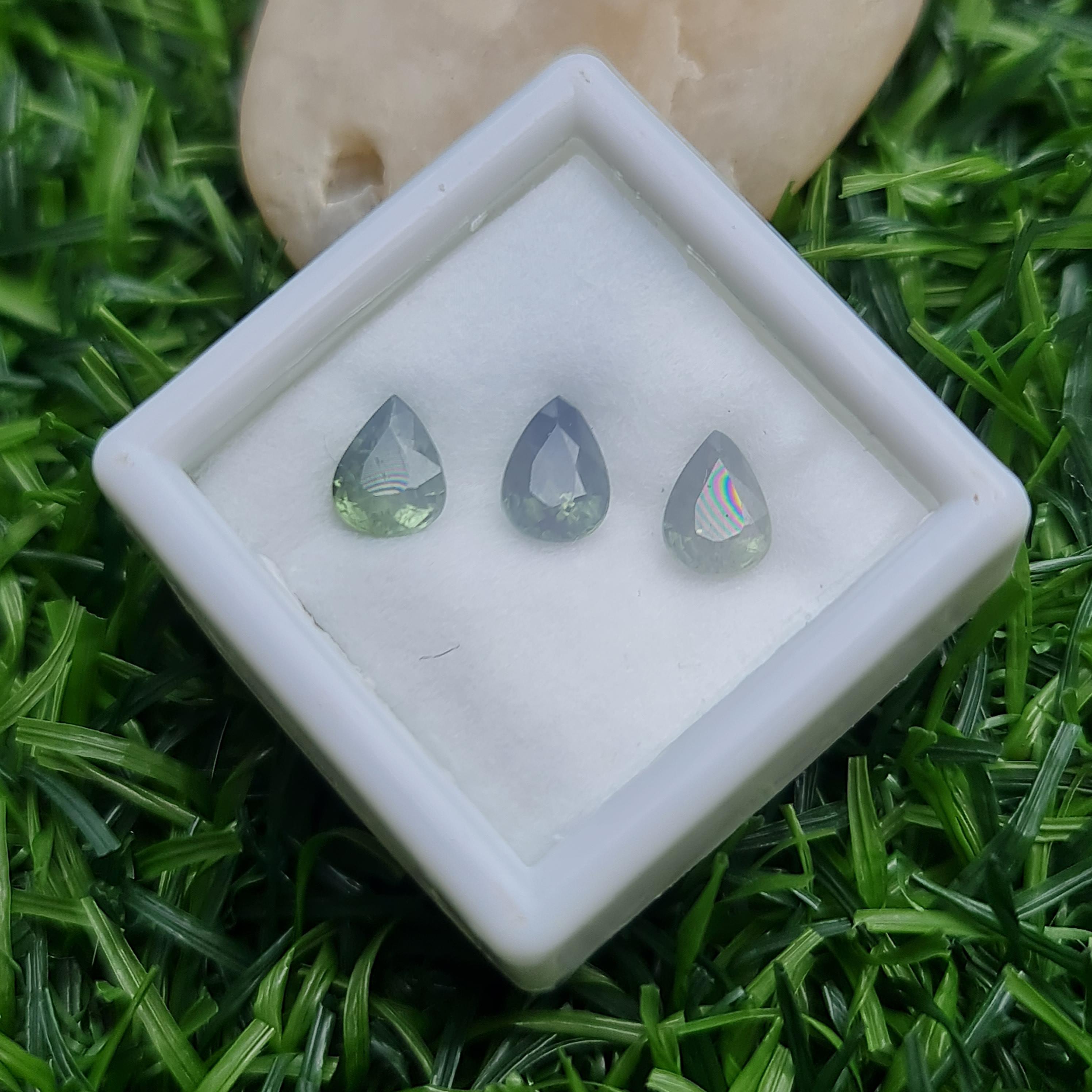 พลอย เขียวส่อง Green Sapphire 2.28 กะรัต (Cts.) ดิบ (Unheated) พลอยแท้ อัญมณีมงคลประจําวันเกิด เครื่องประดับพลอย