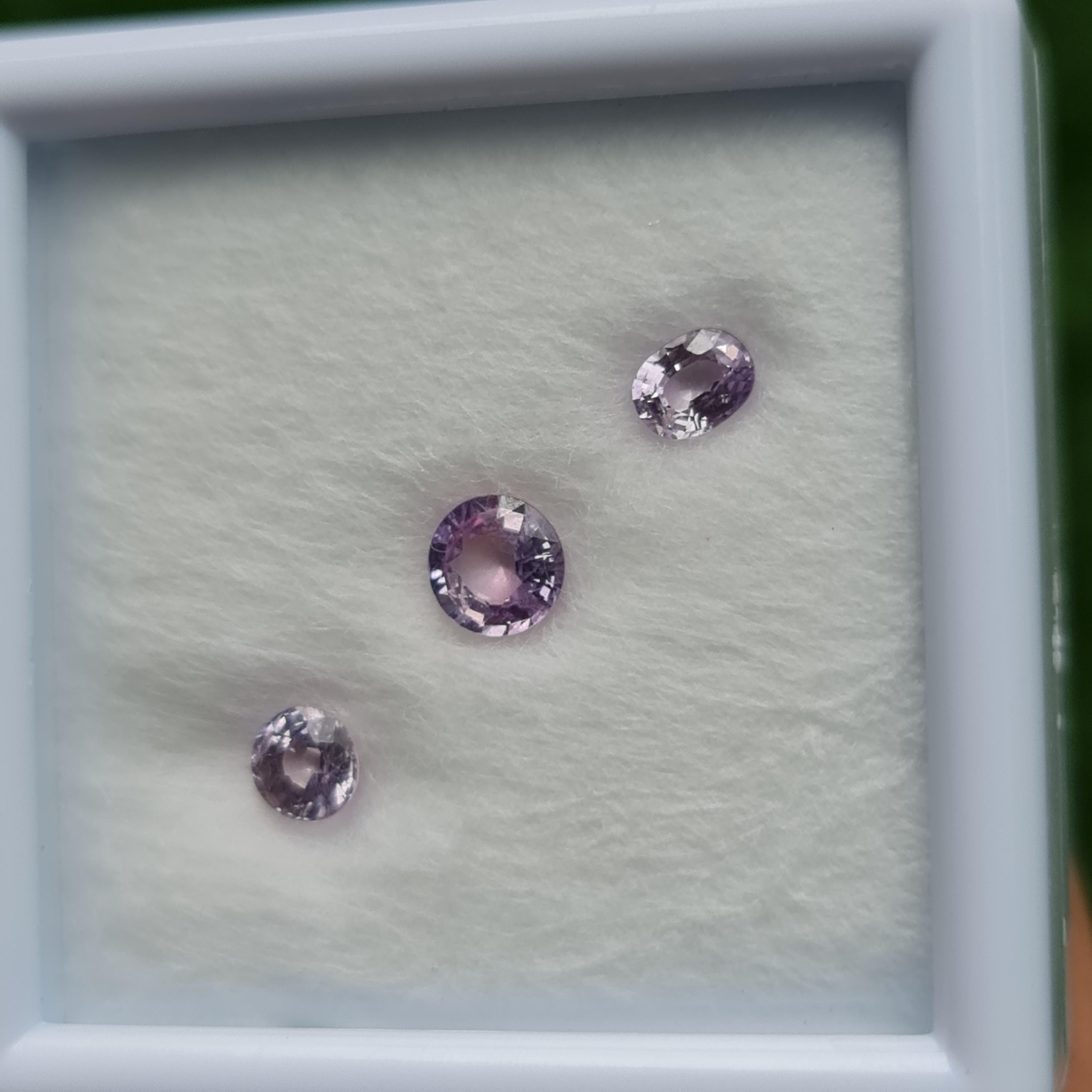 พลอย เพอเพิล แซฟไฟร์ Purple Sapphire ดิบ Unheated 1.36 กะรัต (Cts.) 3 เม็ด พลอยแท้ อัญมณีมงคลประจําวันเกิด เครื่องประดับพลอย