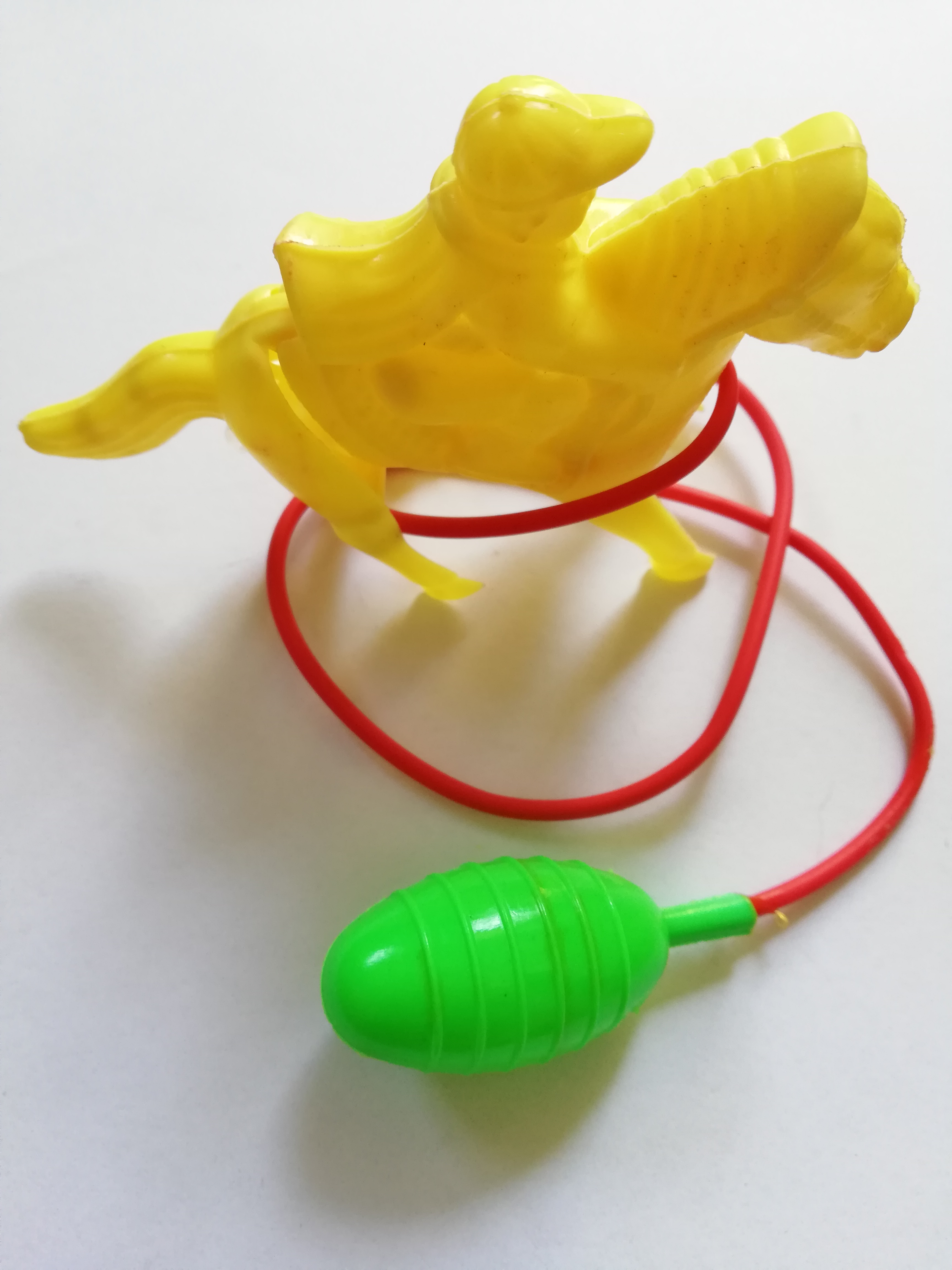 ของเล่นพลาสติกรุ่นเก่า จ๊อกกี้ขี่ม้าสีเหลือง พร้อมสายบีบเพื่ออัดลมเข้าให้ขาหลังถีบออก