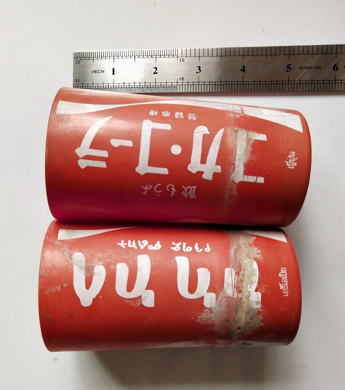 ของสะสมเก่า แก้วพลาสติกสีแดง โค้กCoca Cola Coke ซีรีย์ นานาชาติ จำนวน 2 ใบ **มีตำหนิ และมีรอยแตกตามภาพ