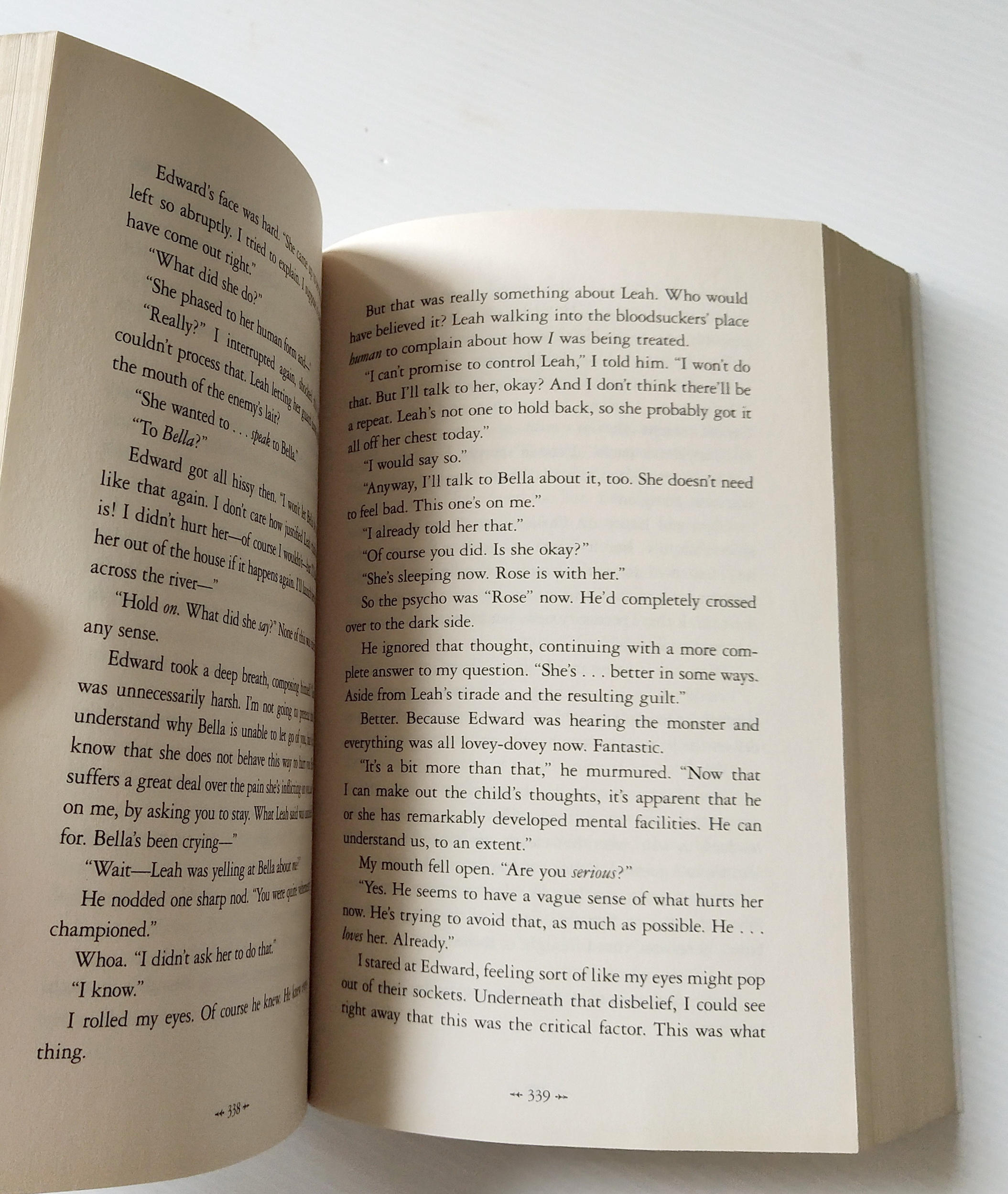 หนังสือนิยายภาษาอังกฤษ "ฺBreaking Dawn" จากแวมไพร์ทไวไลท์ รวม 3 ภาคในเล่ม โดย Stephenie Meyer หนังสือสภาพดี **หน้าแรกมีรอยสก๊อตเทปเล็กน้อยตามภาพ