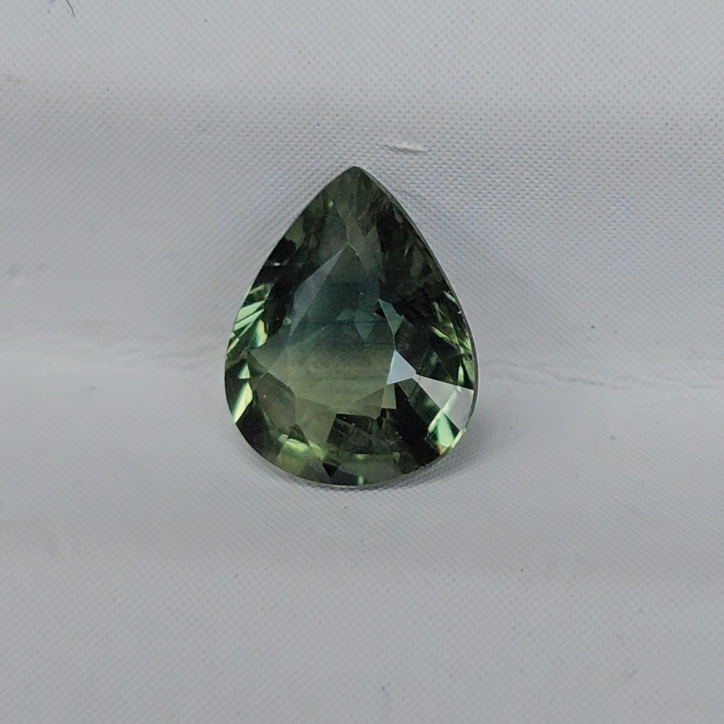 พลอย เขียวส่อง Green Sapphire 0.81 กะรัต (Cts.) ดิบ (Unheated) พลอยแท้ อัญมณีมงคลประจําวันเกิด เครื่องประดับพลอย