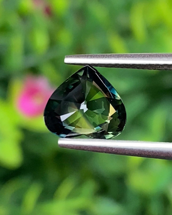 พลอย แซฟไฟร์ 3 สี Tricolor Sapphire 2.07 กะรัต (Cts.) ดิบ Unheated พร้อมใบเซอร์ พลอยแท้ อัญมณีมงคลประจําวันเกิด เครื่องประดับพลอย