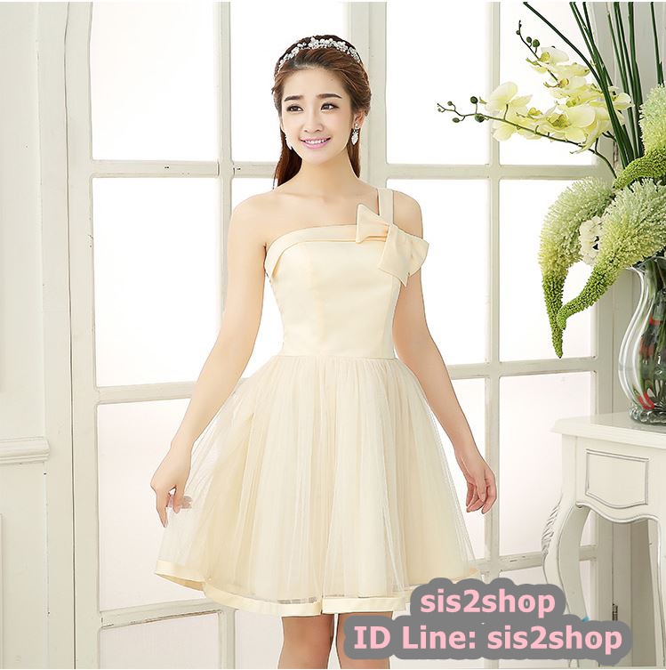 พร้อมส่ง ชุดเดรสสั้น ไหล่เฉียง สีครีม แต่งโบว์ที่ไหล่ กระโปรงตาข่าย จับสม๊อกด้านหลัง เรียบหรู
