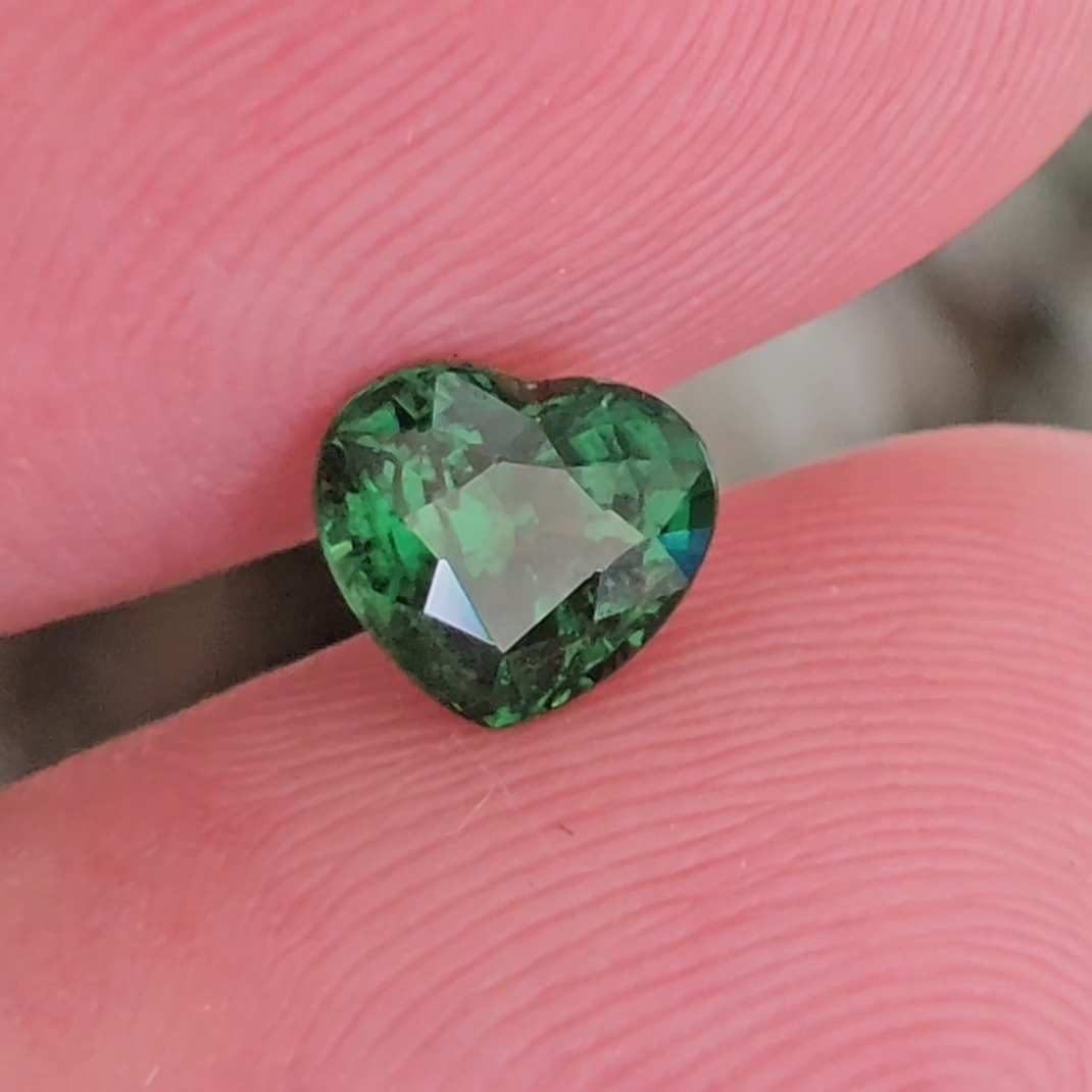 พลอย ซาโวไรท์ Tsavorite Garnet 1.16 กะรัต (Cts.) ดิบ Unheated พร้อมใบเซอร์ อัญมณีมงคลประจําวันเกิด เครื่องประดับพลอย