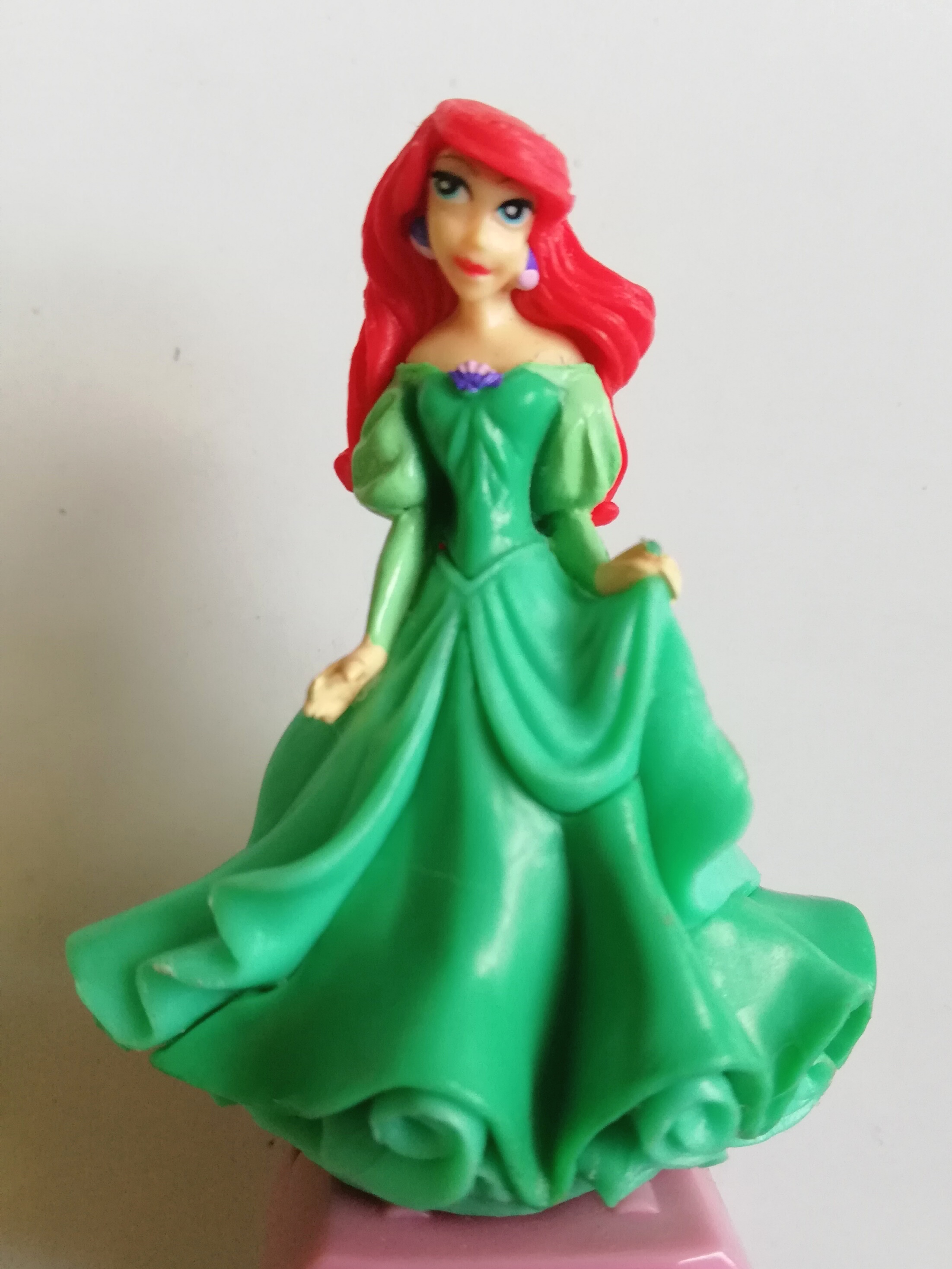 ของสะสมเจ้าหญิงดิสนีย์ พัดลมขนาดเล็กเด็กเล่น ตัวเจ้าหญิงแอเรียล จาก the little mermaid เจ้าหญิงแอเรียล รุ่นมีขาและนุ่งกระโปรงแล้ว สภาพเก่าเก็บ พัดลมเก่าไม่ได้ใช้งานนานแล้วไม่เคยเปลี่ยนถ่าน(กลัวสลากฉีกขาด มีถลอกบ้างเล็กน้อย) ขายตามสภาพ