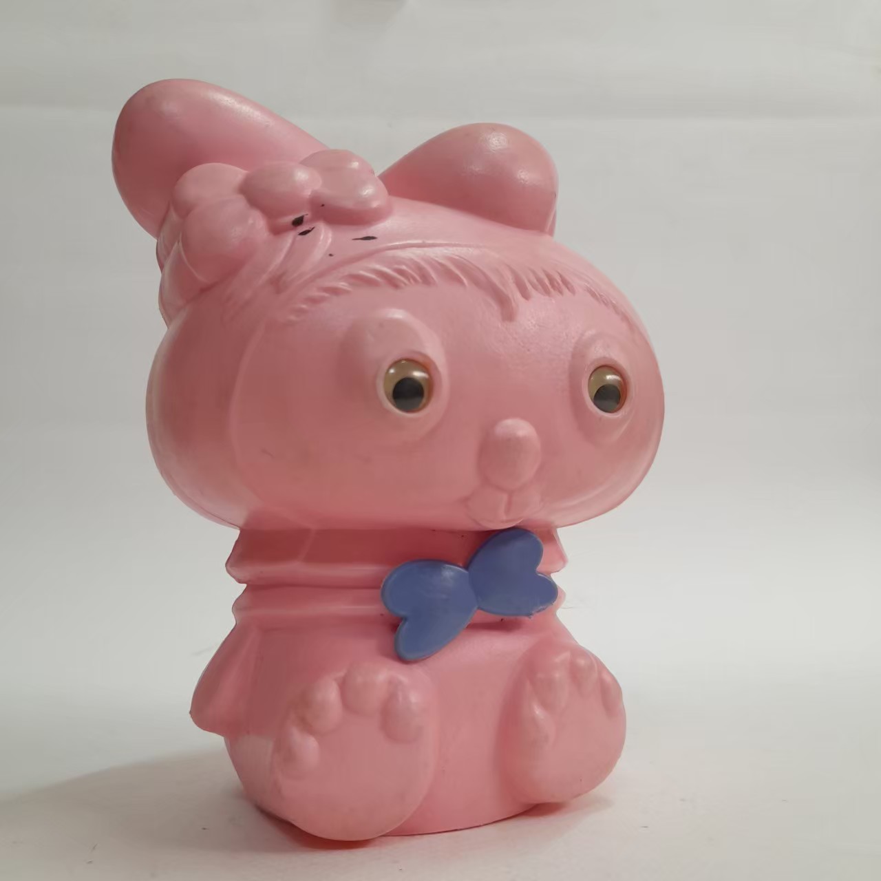 กระปุกออมสินเรโทร ,มีหลายภาพ งานโปร่ง งานไทย มีตราปั๊มที่ก้น มีจุกครบ ขนาดตามรูป มือสองสภาพดี มีรอยบ้าง