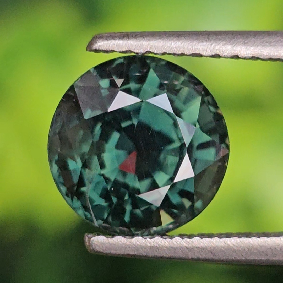 พลอย เขียวส่อง (Green Sapphire) 2.98 กะรัต (Cts.) พลอยแท้ อัญมณีมงคลประจําวันเกิด เครื่องประดับพลอย