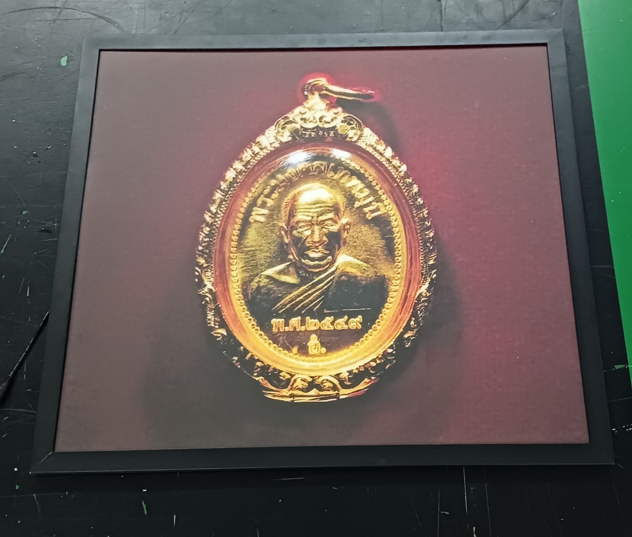 ป้ายไฟสลิม ''อัดกรอบพระเครื่อง''