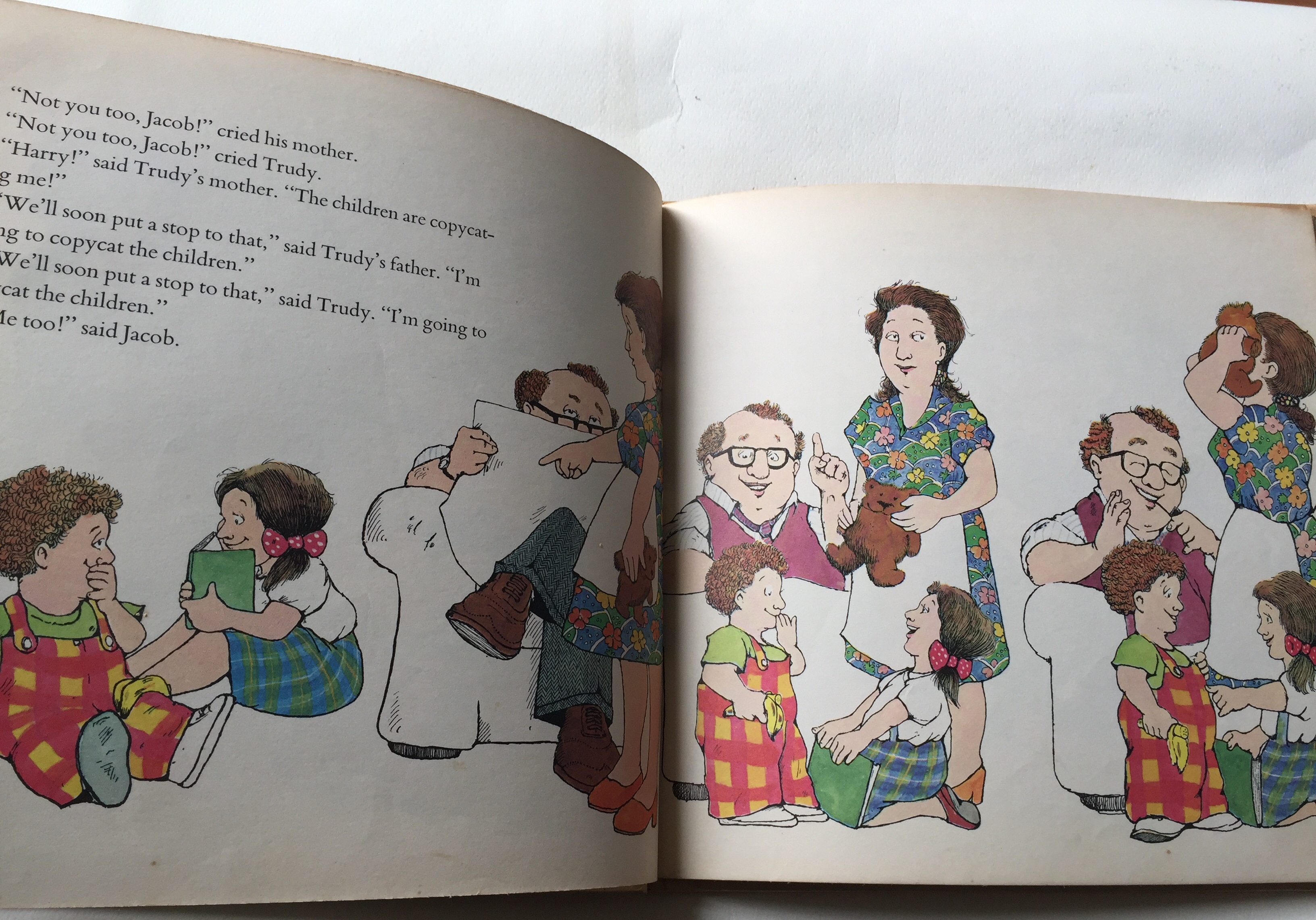 หนังสือภาพวาดสวยปกแข็ง ฉบับภาษาอังกฤษ, ** มีตำหนิตามภาพ, มีรอยเขียนชื่อ belong to Art Singtoroj, TELL ME A TRUDY โดย LORE SEGAL ภาพโดย ROSEMARY WELLS, ปีที่พิมพ์ 1977