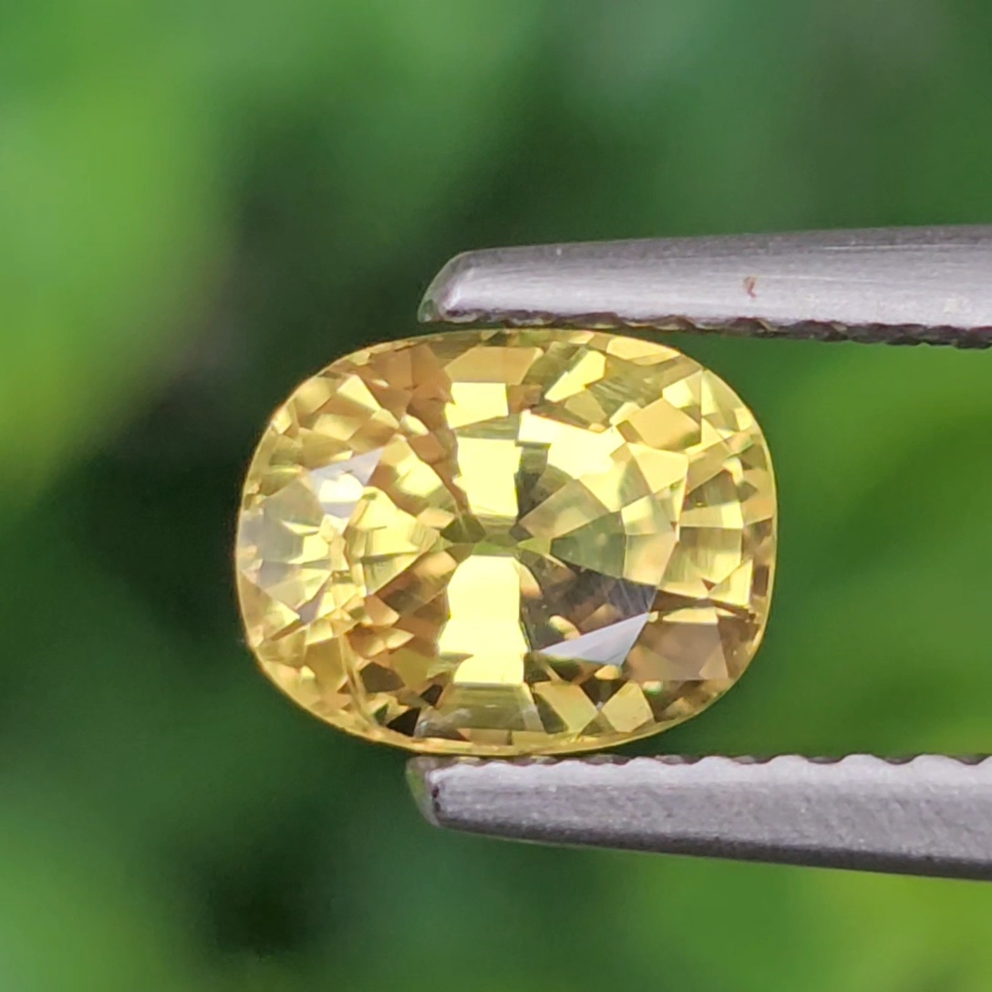 พลอย บุษราคัม yellow sapphire 1.17 กะรัต (Cts.) ดิบ (Unheated) พร้อมใบเซอร์ พลอยแท้ อัญมณีมงคลประจําวันเกิด เครื่องประดับพลอย